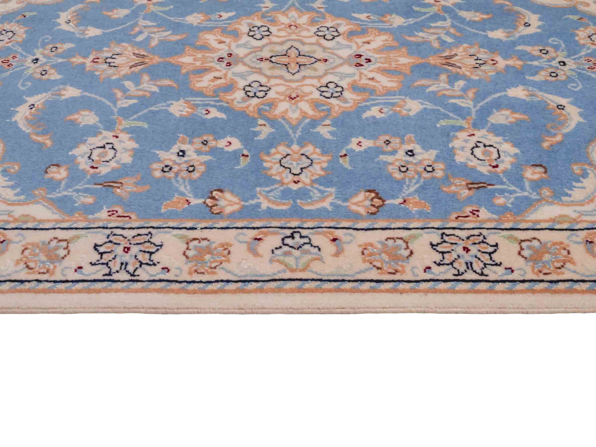 Handgeknüpfter Nain 9La Perserteppich von Khademi aus Wolle mit Seide, hellblau, creme. Persischer Orientteppich mit Medaillon. Von Hand geknüpft in Iran / Persien. Größe: 90 cm x 60 cm. Teppichnummer: SB3-1011. Verkauf durch Jupiter Intl.