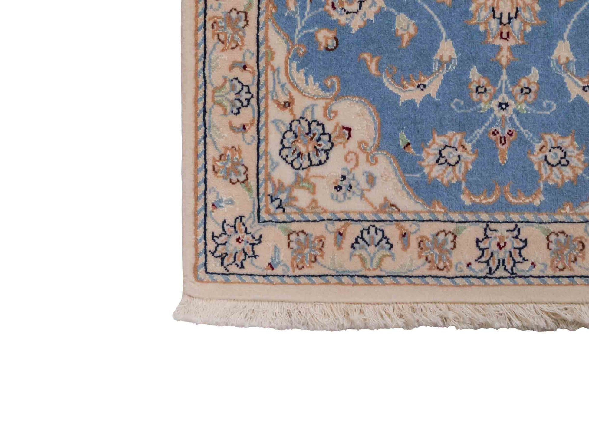 Handgeknüpfter Nain 9La Perserteppich von Khademi aus Wolle mit Seide, hellblau, creme. Persischer Orientteppich mit Medaillon. Von Hand geknüpft in Iran / Persien. Größe: 90 cm x 60 cm. Teppichnummer: SB3-1011. Verkauf durch Jupiter Intl.