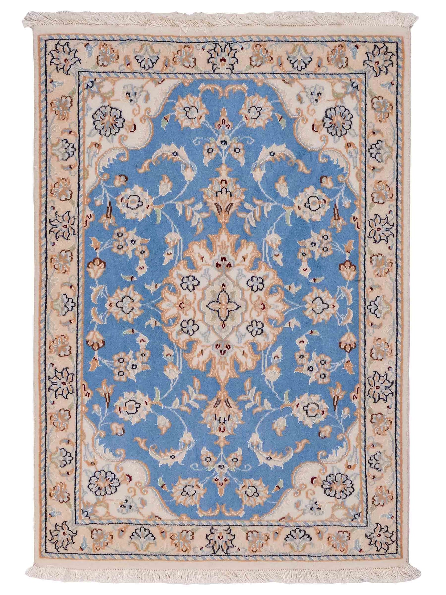 Handgeknüpfter Nain 9La Perserteppich von Khademi aus Wolle mit Seide, hellblau, creme. Persischer Orientteppich mit Medaillon. Von Hand geknüpft in Iran / Persien. Größe: 90 cm x 62 cm. Teppichnummer: SB3-1015. Verkauf durch Jupiter Intl.