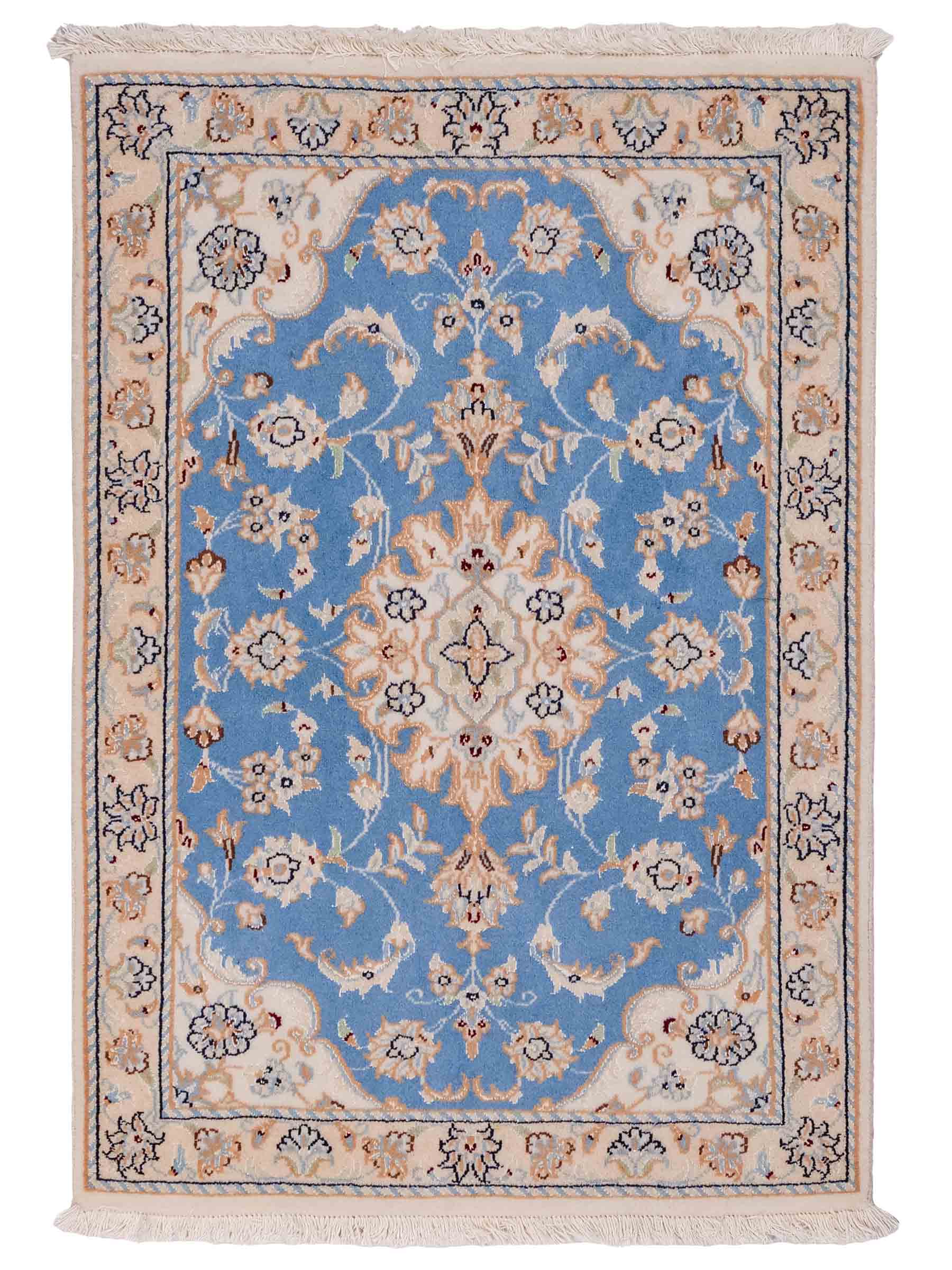 Handgeknüpfter Nain 9La Perserteppich von Khademi aus Wolle mit Seide, hellblau, creme. Persischer Orientteppich mit Medaillon. Von Hand geknüpft in Iran / Persien. Größe: 90 cm x 62 cm. Teppichnummer: SB3-1015. Verkauf durch Jupiter Intl.
