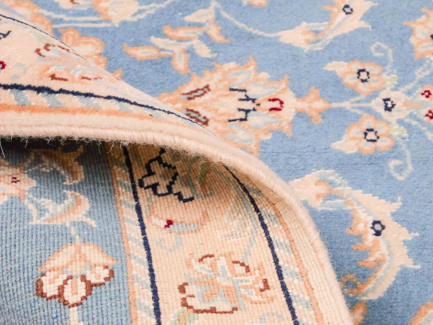 Handgeknüpfter Nain 9La Perserteppich von Khademi aus Wolle mit Seide, hellblau, creme. Persischer Orientteppich mit Medaillon. Von Hand geknüpft in Iran / Persien. Größe: 90 cm x 62 cm. Teppichnummer: SB3-1015. Verkauf durch Jupiter Intl.