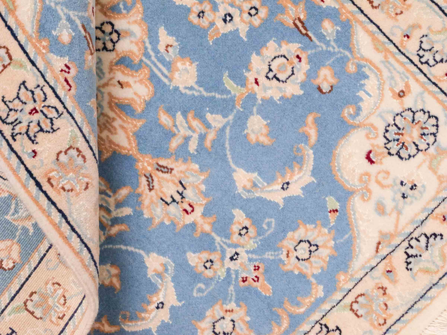 Handgeknüpfter Nain 9La Perserteppich von Khademi aus Wolle mit Seide, hellblau, creme. Persischer Orientteppich mit Medaillon. Von Hand geknüpft in Iran / Persien. Größe: 90 cm x 62 cm. Teppichnummer: SB3-1015. Verkauf durch Jupiter Intl.