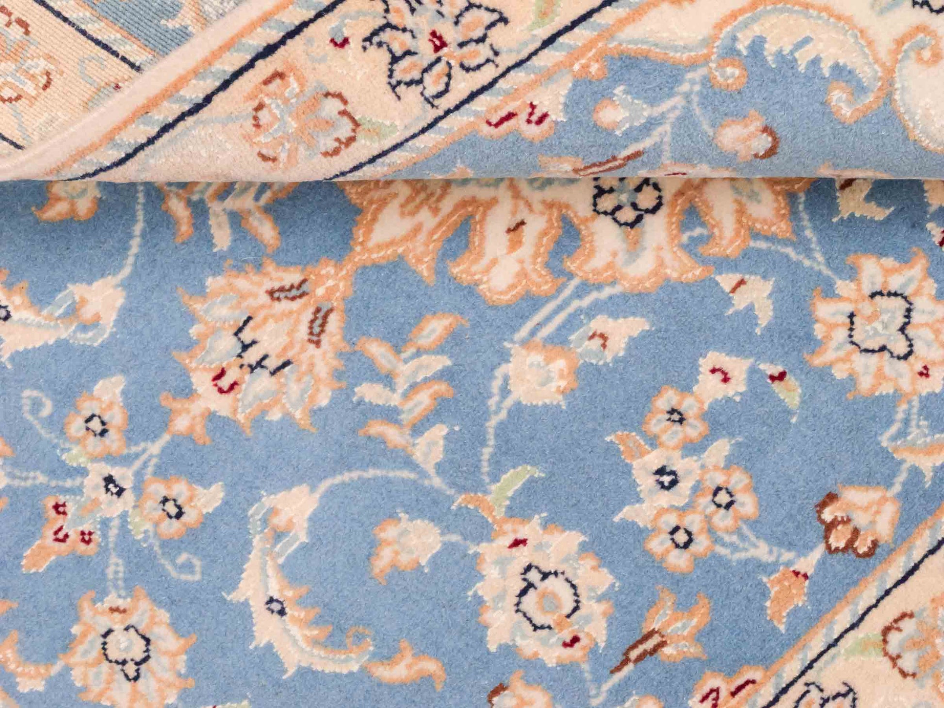 Handgeknüpfter Nain 9La Perserteppich von Khademi aus Wolle mit Seide, hellblau, creme. Persischer Orientteppich mit Medaillon. Von Hand geknüpft in Iran / Persien. Größe: 90 cm x 62 cm. Teppichnummer: SB3-1015. Verkauf durch Jupiter Intl.