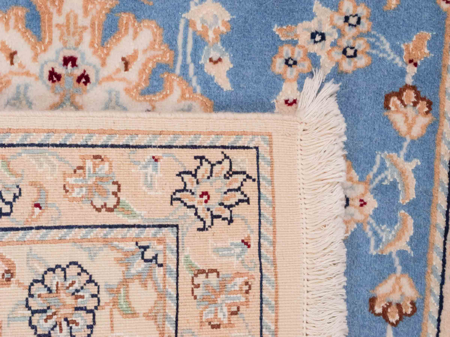Handgeknüpfter Nain 9La Perserteppich von Khademi aus Wolle mit Seide, hellblau, creme. Persischer Orientteppich mit Medaillon. Von Hand geknüpft in Iran / Persien. Größe: 90 cm x 62 cm. Teppichnummer: SB3-1015. Verkauf durch Jupiter Intl.