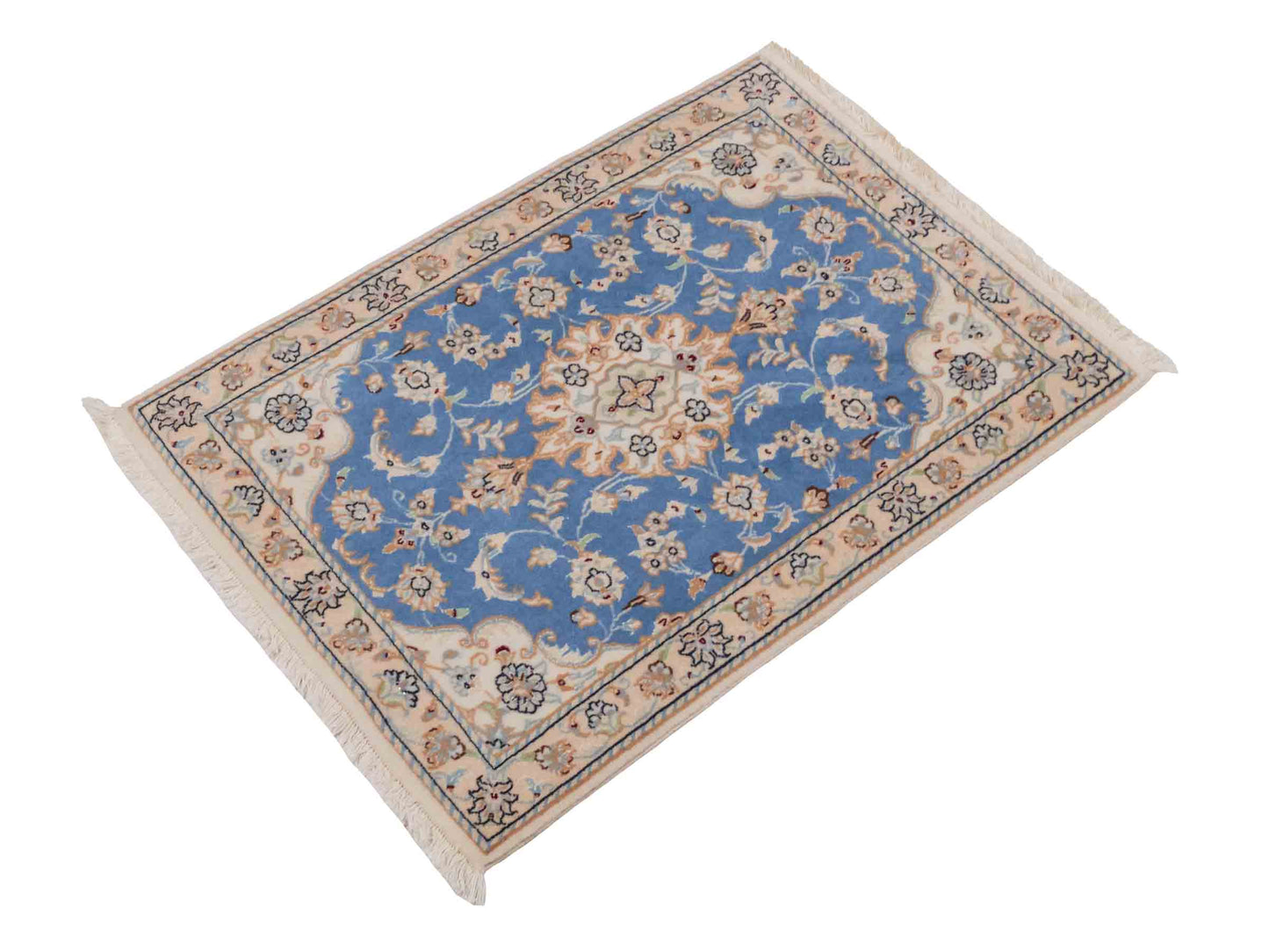 Handgeknüpfter Nain 9La Perserteppich von Khademi aus Wolle mit Seide, hellblau, creme. Persischer Orientteppich mit Medaillon. Von Hand geknüpft in Iran / Persien. Größe: 90 cm x 62 cm. Teppichnummer: SB3-1015. Verkauf durch Jupiter Intl.