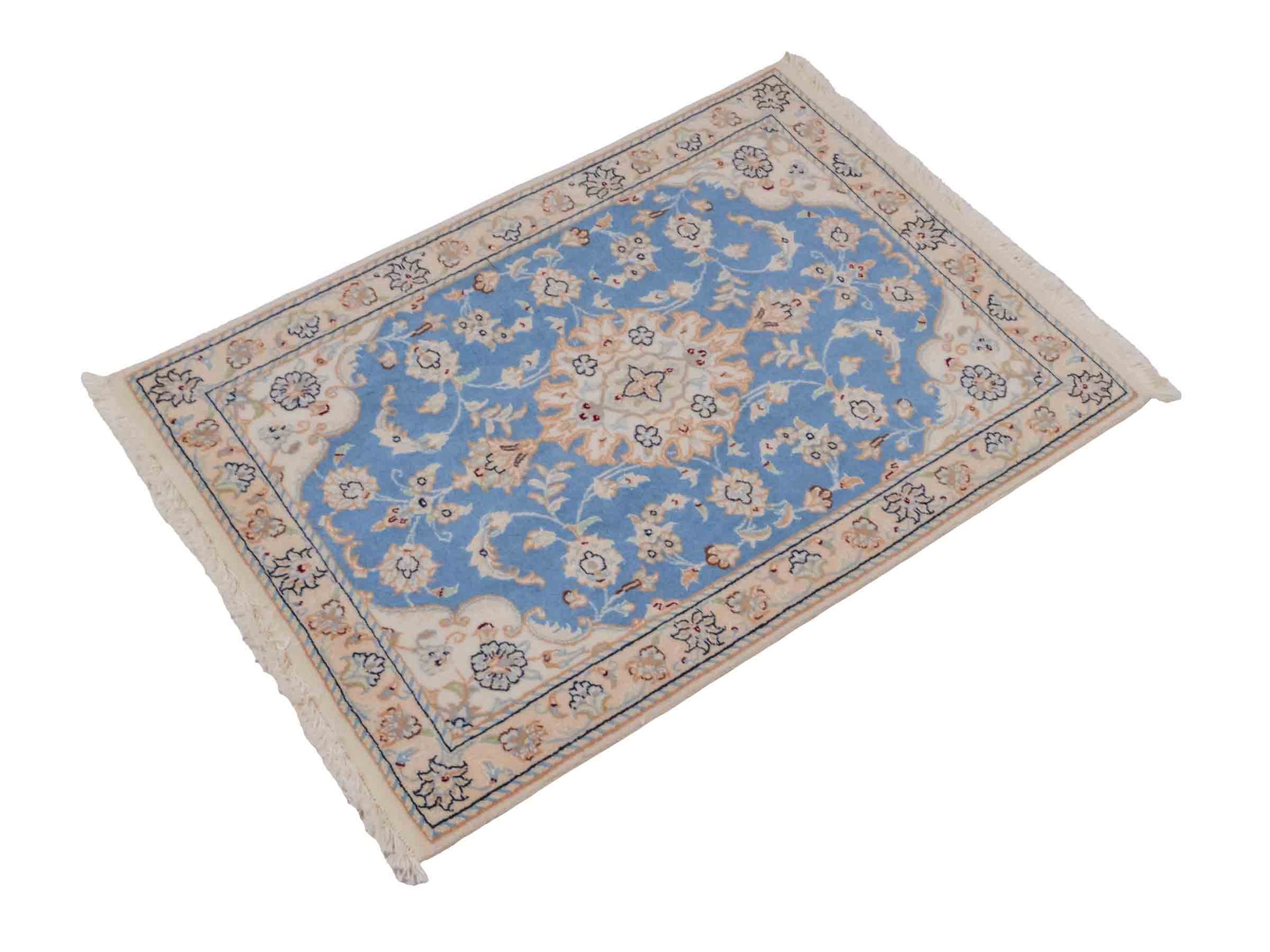 Handgeknüpfter Nain 9La Perserteppich von Khademi aus Wolle mit Seide, hellblau, creme. Persischer Orientteppich mit Medaillon. Von Hand geknüpft in Iran / Persien. Größe: 90 cm x 62 cm. Teppichnummer: SB3-1015. Verkauf durch Jupiter Intl.