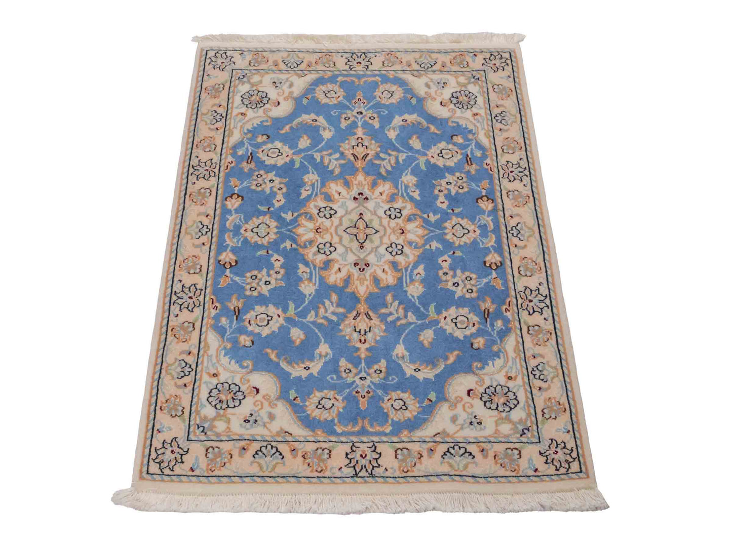 Handgeknüpfter Nain 9La Perserteppich von Khademi aus Wolle mit Seide, hellblau, creme. Persischer Orientteppich mit Medaillon. Von Hand geknüpft in Iran / Persien. Größe: 90 cm x 62 cm. Teppichnummer: SB3-1015. Verkauf durch Jupiter Intl.