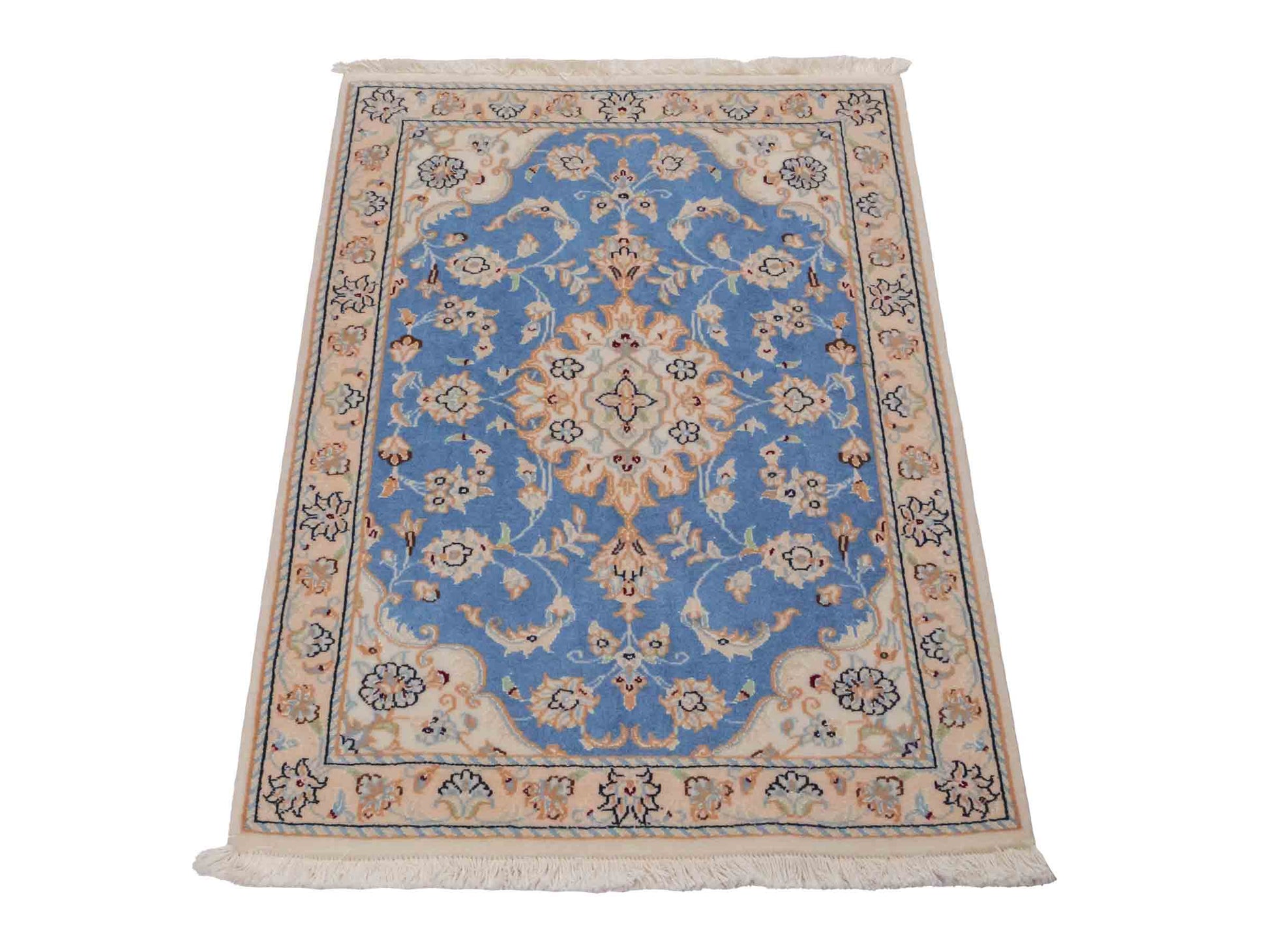 Handgeknüpfter Nain 9La Perserteppich von Khademi aus Wolle mit Seide, hellblau, creme. Persischer Orientteppich mit Medaillon. Von Hand geknüpft in Iran / Persien. Größe: 90 cm x 62 cm. Teppichnummer: SB3-1015. Verkauf durch Jupiter Intl.