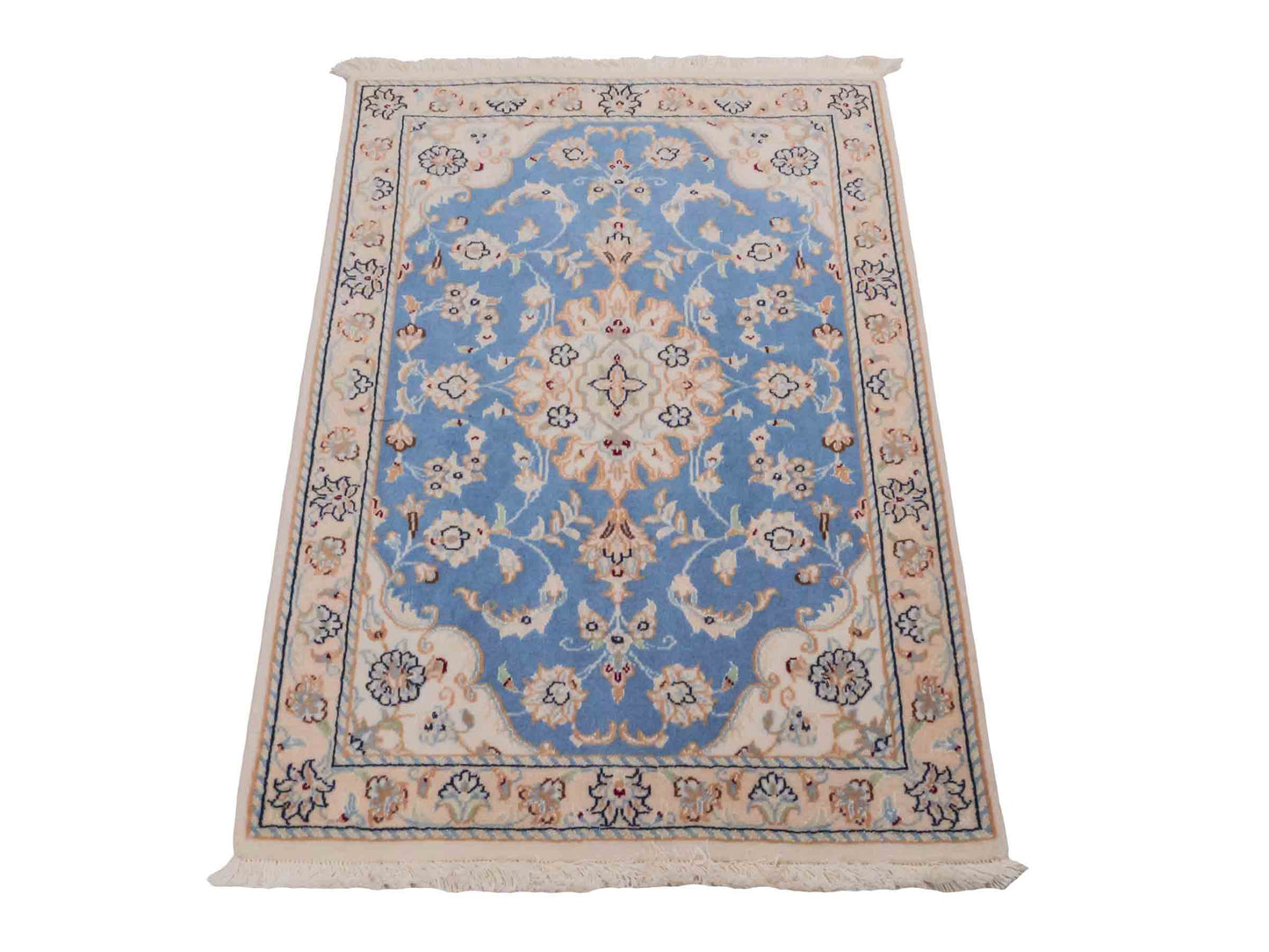 Handgeknüpfter Nain 9La Perserteppich von Khademi aus Wolle mit Seide, hellblau, creme. Persischer Orientteppich mit Medaillon. Von Hand geknüpft in Iran / Persien. Größe: 90 cm x 62 cm. Teppichnummer: SB3-1015. Verkauf durch Jupiter Intl.