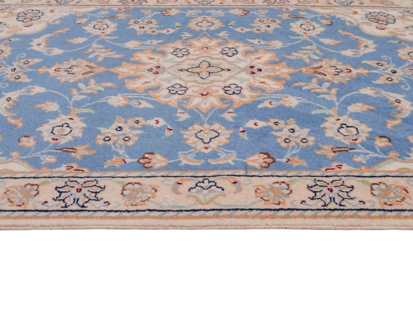 Handgeknüpfter Nain 9La Perserteppich von Khademi aus Wolle mit Seide, hellblau, creme. Persischer Orientteppich mit Medaillon. Von Hand geknüpft in Iran / Persien. Größe: 90 cm x 62 cm. Teppichnummer: SB3-1015. Verkauf durch Jupiter Intl.