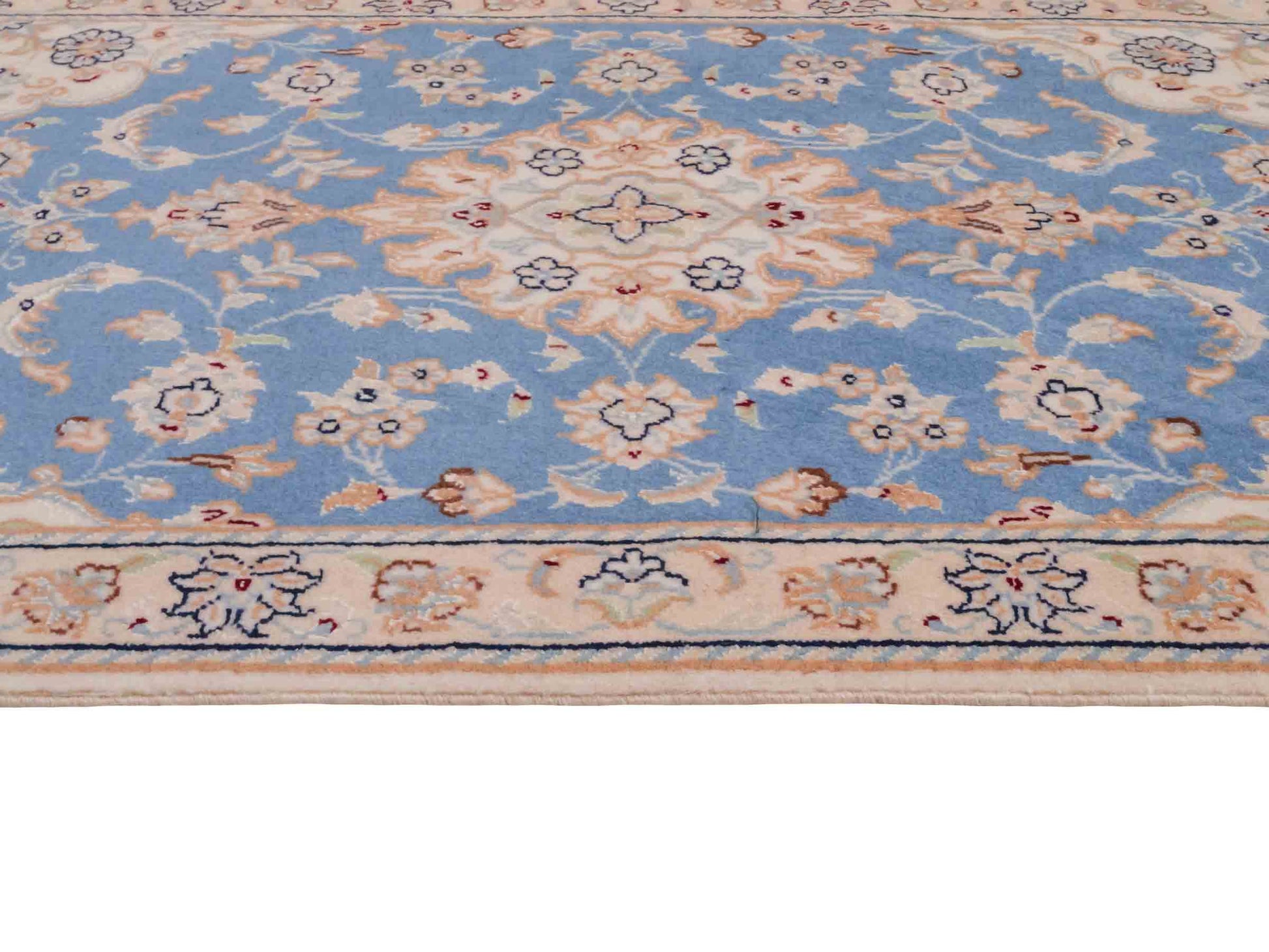 Handgeknüpfter Nain 9La Perserteppich von Khademi aus Wolle mit Seide, hellblau, creme. Persischer Orientteppich mit Medaillon. Von Hand geknüpft in Iran / Persien. Größe: 90 cm x 62 cm. Teppichnummer: SB3-1015. Verkauf durch Jupiter Intl.