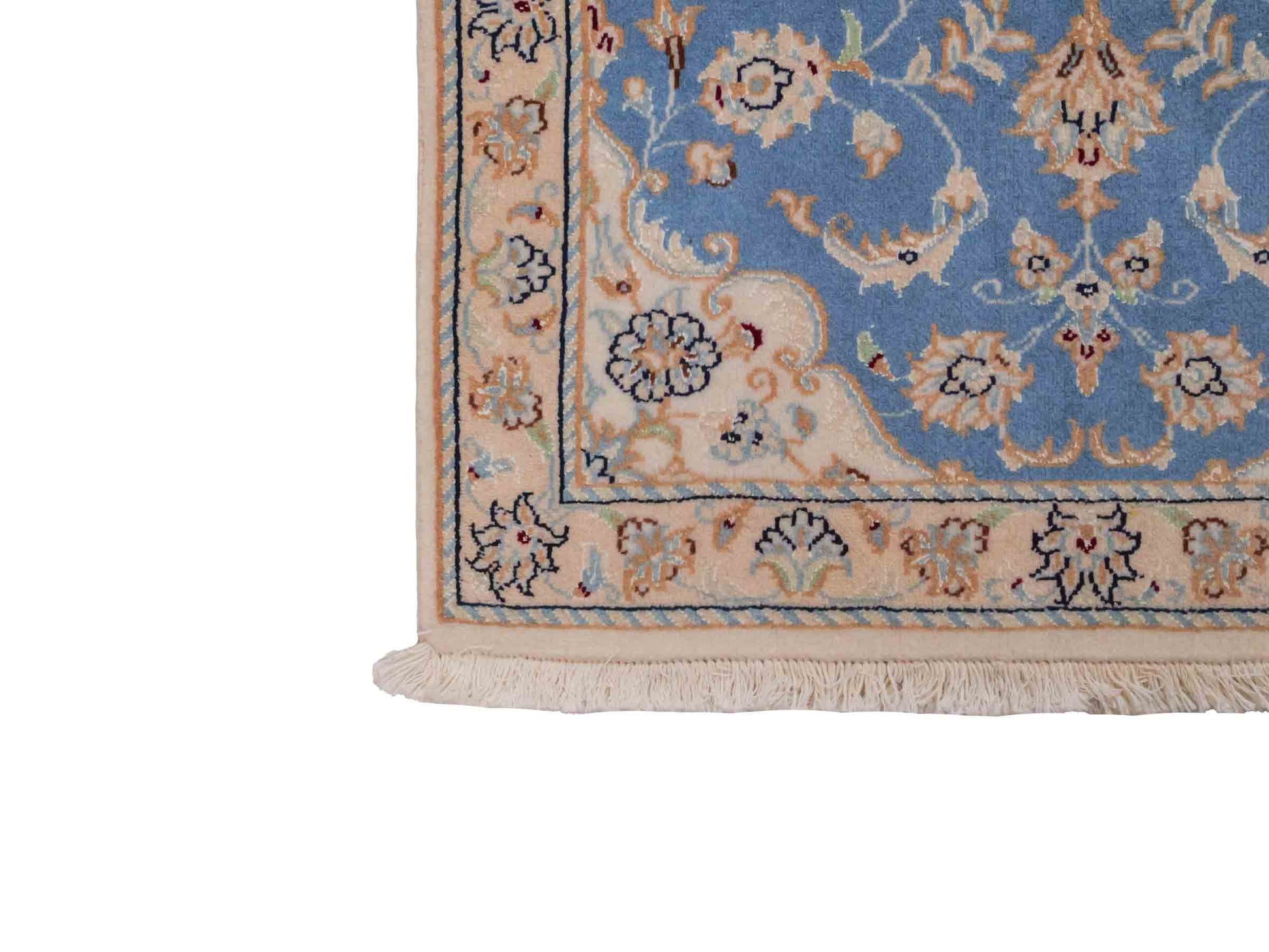 Handgeknüpfter Nain 9La Perserteppich von Khademi aus Wolle mit Seide, hellblau, creme. Persischer Orientteppich mit Medaillon. Von Hand geknüpft in Iran / Persien. Größe: 90 cm x 62 cm. Teppichnummer: SB3-1015. Verkauf durch Jupiter Intl.