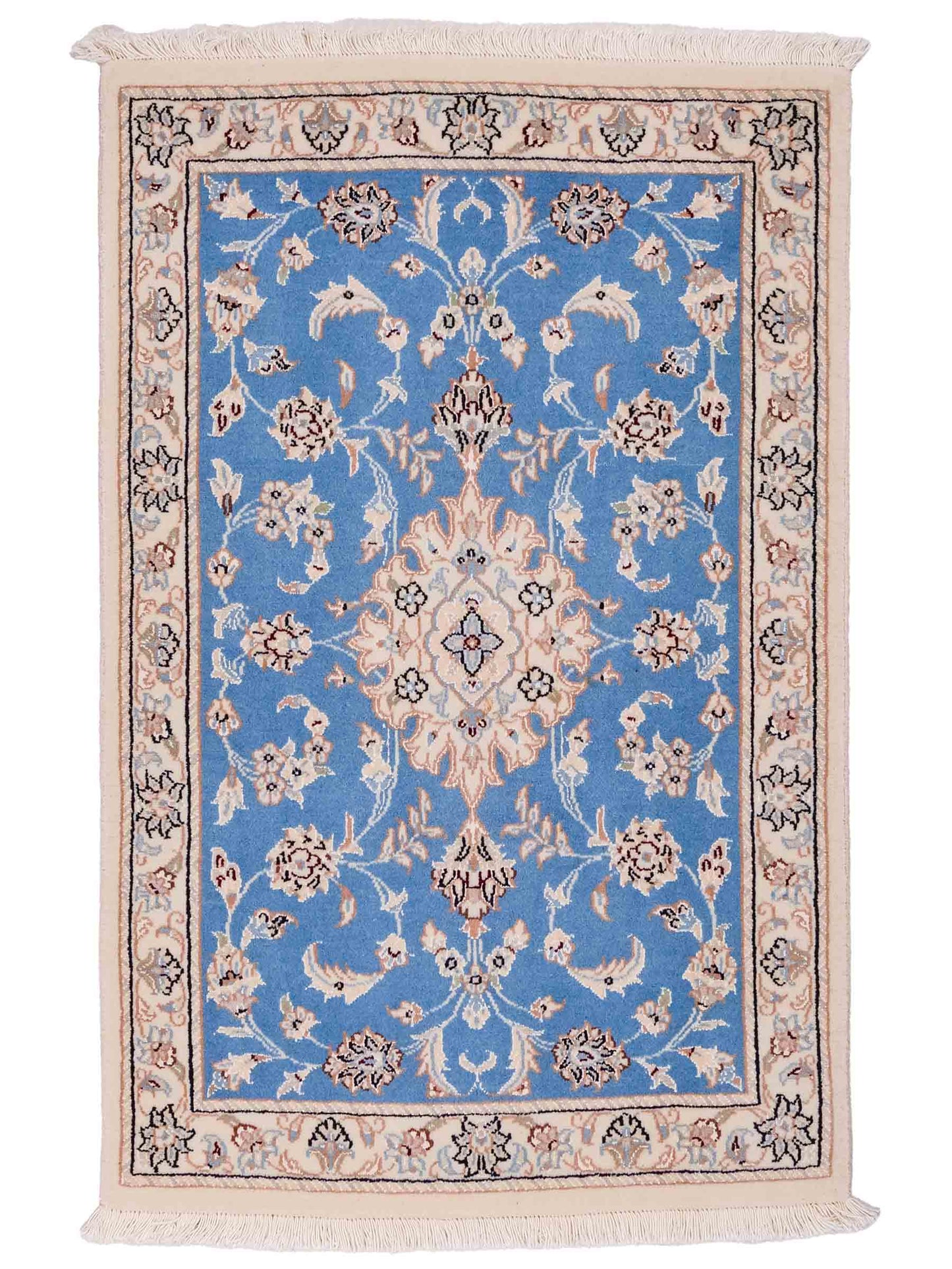 Handgeknüpfter Nain 9La Perserteppich von Khademi aus Wolle mit Seide, hellblau, creme. Persischer Orientteppich mit Medaillon. Von Hand geknüpft in Iran / Persien. Größe: 93 cm x 54 cm. Teppichnummer: SB3-1012. Verkauf durch Jupiter Intl.