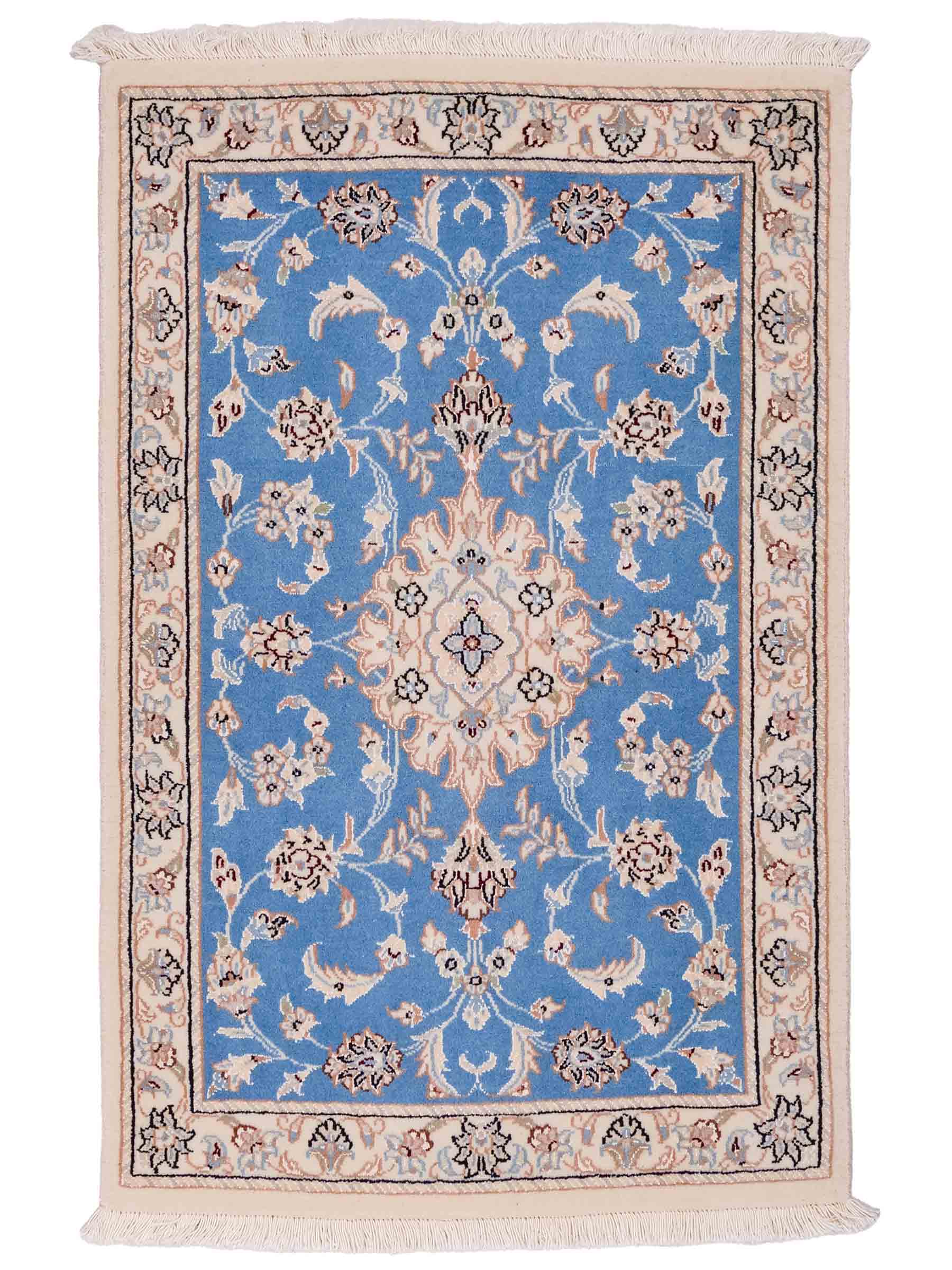 Handgeknüpfter Nain 9La Perserteppich von Khademi aus Wolle mit Seide, hellblau, creme. Persischer Orientteppich mit Medaillon. Von Hand geknüpft in Iran / Persien. Größe: 93 cm x 54 cm. Teppichnummer: SB3-1012. Verkauf durch Jupiter Intl.