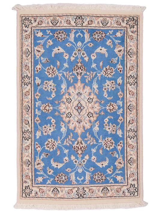 Handgeknüpfter Nain 9La Perserteppich von Khademi aus Wolle mit Seide, hellblau, creme. Persischer Orientteppich mit Medaillon. Von Hand geknüpft in Iran / Persien. Größe: 93 cm x 54 cm. Teppichnummer: SB3-1012. Verkauf durch Jupiter Intl.