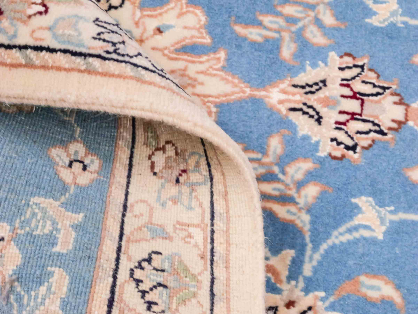 Handgeknüpfter Nain 9La Perserteppich von Khademi aus Wolle mit Seide, hellblau, creme. Persischer Orientteppich mit Medaillon. Von Hand geknüpft in Iran / Persien. Größe: 93 cm x 54 cm. Teppichnummer: SB3-1012. Verkauf durch Jupiter Intl.