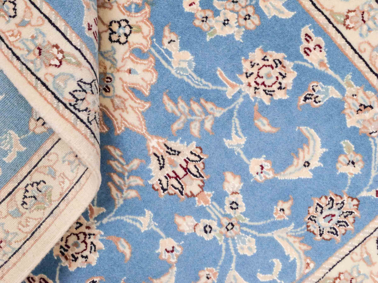Handgeknüpfter Nain 9La Perserteppich von Khademi aus Wolle mit Seide, hellblau, creme. Persischer Orientteppich mit Medaillon. Von Hand geknüpft in Iran / Persien. Größe: 93 cm x 54 cm. Teppichnummer: SB3-1012. Verkauf durch Jupiter Intl.