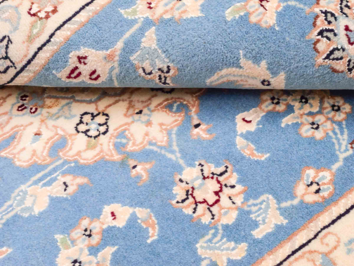 Handgeknüpfter Nain 9La Perserteppich von Khademi aus Wolle mit Seide, hellblau, creme. Persischer Orientteppich mit Medaillon. Von Hand geknüpft in Iran / Persien. Größe: 93 cm x 54 cm. Teppichnummer: SB3-1012. Verkauf durch Jupiter Intl.
