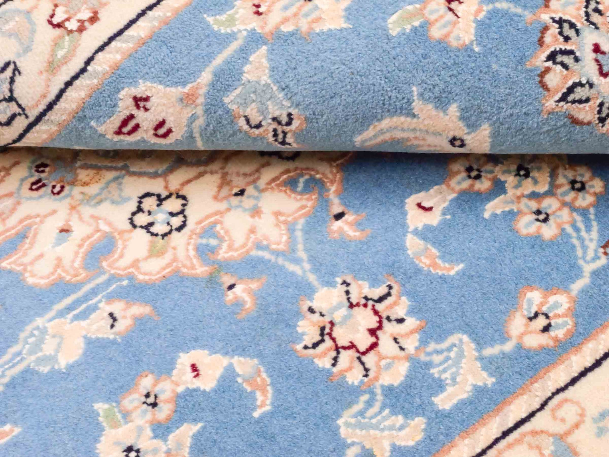 Handgeknüpfter Nain 9La Perserteppich von Khademi aus Wolle mit Seide, hellblau, creme. Persischer Orientteppich mit Medaillon. Von Hand geknüpft in Iran / Persien. Größe: 93 cm x 54 cm. Teppichnummer: SB3-1012. Verkauf durch Jupiter Intl.