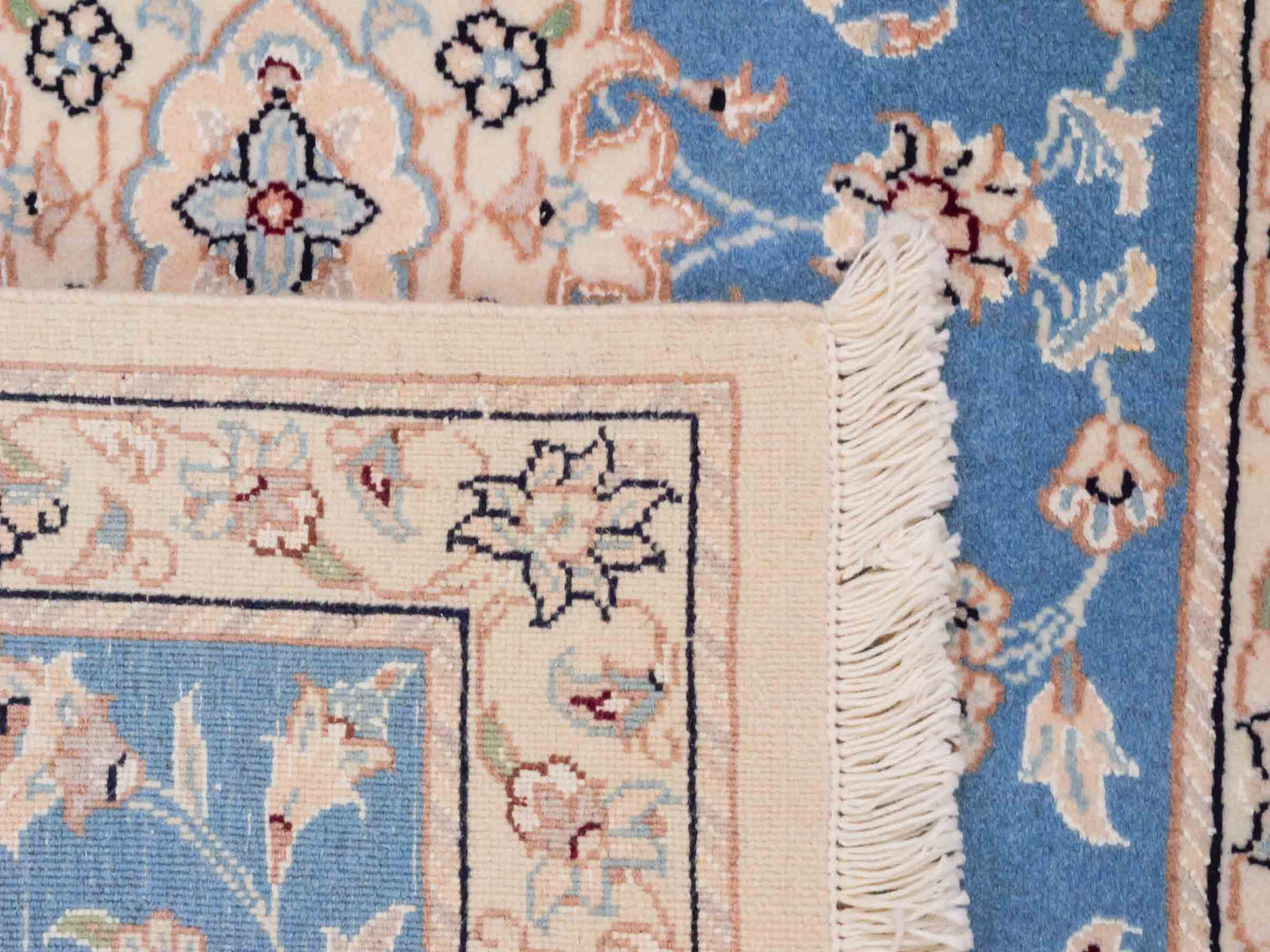 Handgeknüpfter Nain 9La Perserteppich von Khademi aus Wolle mit Seide, hellblau, creme. Persischer Orientteppich mit Medaillon. Von Hand geknüpft in Iran / Persien. Größe: 93 cm x 54 cm. Teppichnummer: SB3-1012. Verkauf durch Jupiter Intl.