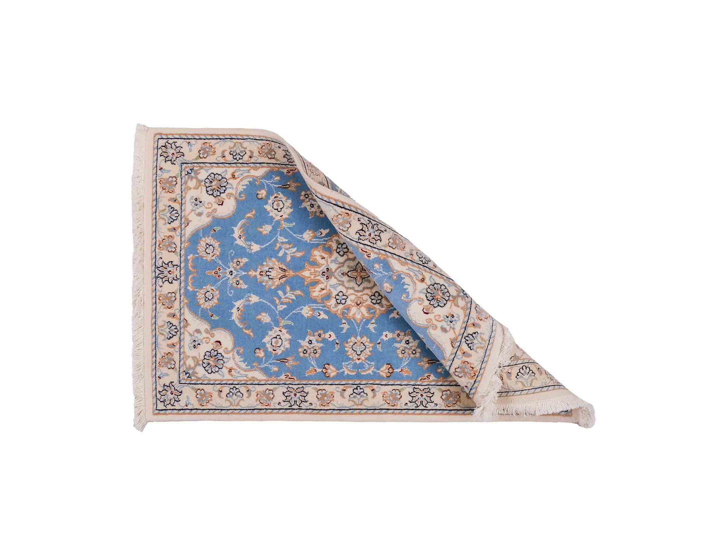 Handgeknüpfter Nain 9La Perserteppich von Khademi aus Wolle mit Seide, hellblau, creme. Persischer Orientteppich mit Medaillon. Von Hand geknüpft in Iran / Persien. Größe: 93 cm x 54 cm. Teppichnummer: SB3-1012. Verkauf durch Jupiter Intl.