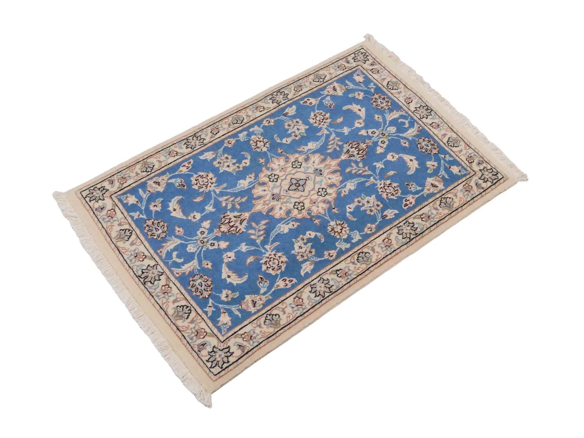 Handgeknüpfter Nain 9La Perserteppich von Khademi aus Wolle mit Seide, hellblau, creme. Persischer Orientteppich mit Medaillon. Von Hand geknüpft in Iran / Persien. Größe: 93 cm x 54 cm. Teppichnummer: SB3-1012. Verkauf durch Jupiter Intl.