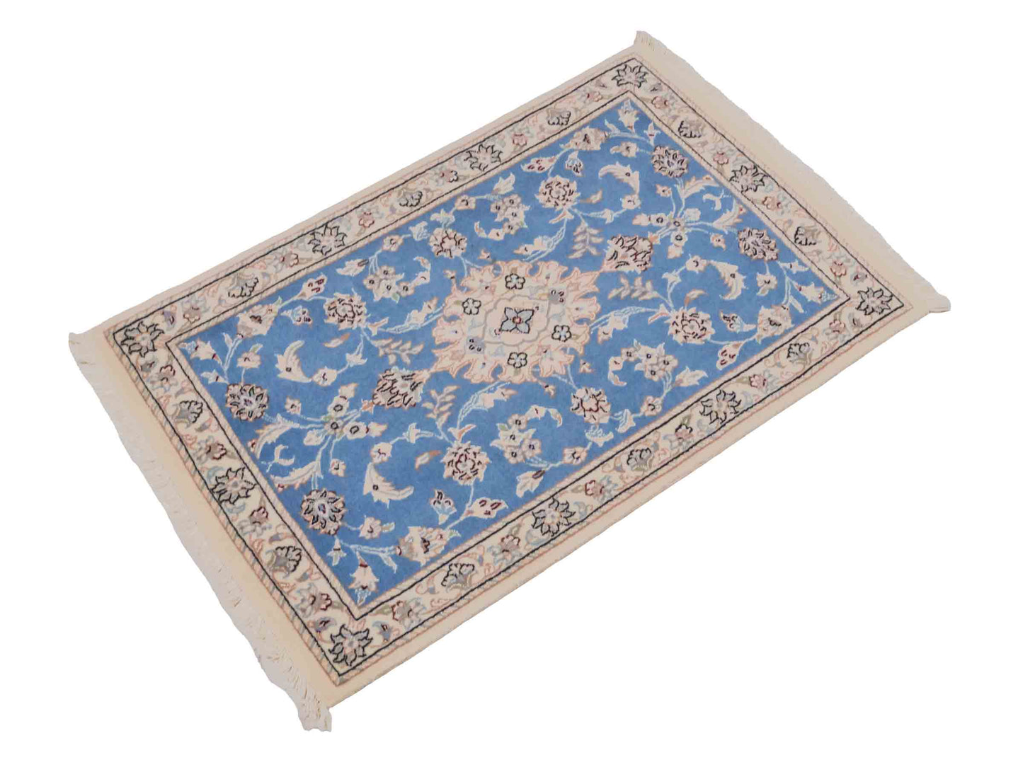 Handgeknüpfter Nain 9La Perserteppich von Khademi aus Wolle mit Seide, hellblau, creme. Persischer Orientteppich mit Medaillon. Von Hand geknüpft in Iran / Persien. Größe: 93 cm x 54 cm. Teppichnummer: SB3-1012. Verkauf durch Jupiter Intl.