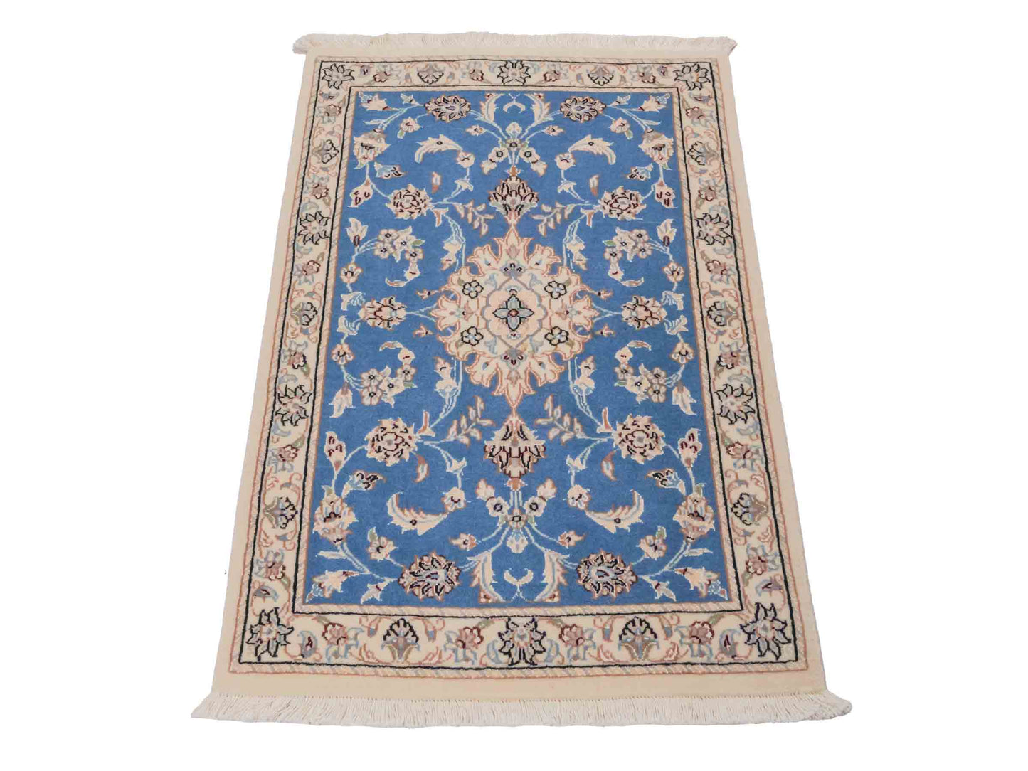 Handgeknüpfter Nain 9La Perserteppich von Khademi aus Wolle mit Seide, hellblau, creme. Persischer Orientteppich mit Medaillon. Von Hand geknüpft in Iran / Persien. Größe: 93 cm x 54 cm. Teppichnummer: SB3-1012. Verkauf durch Jupiter Intl.