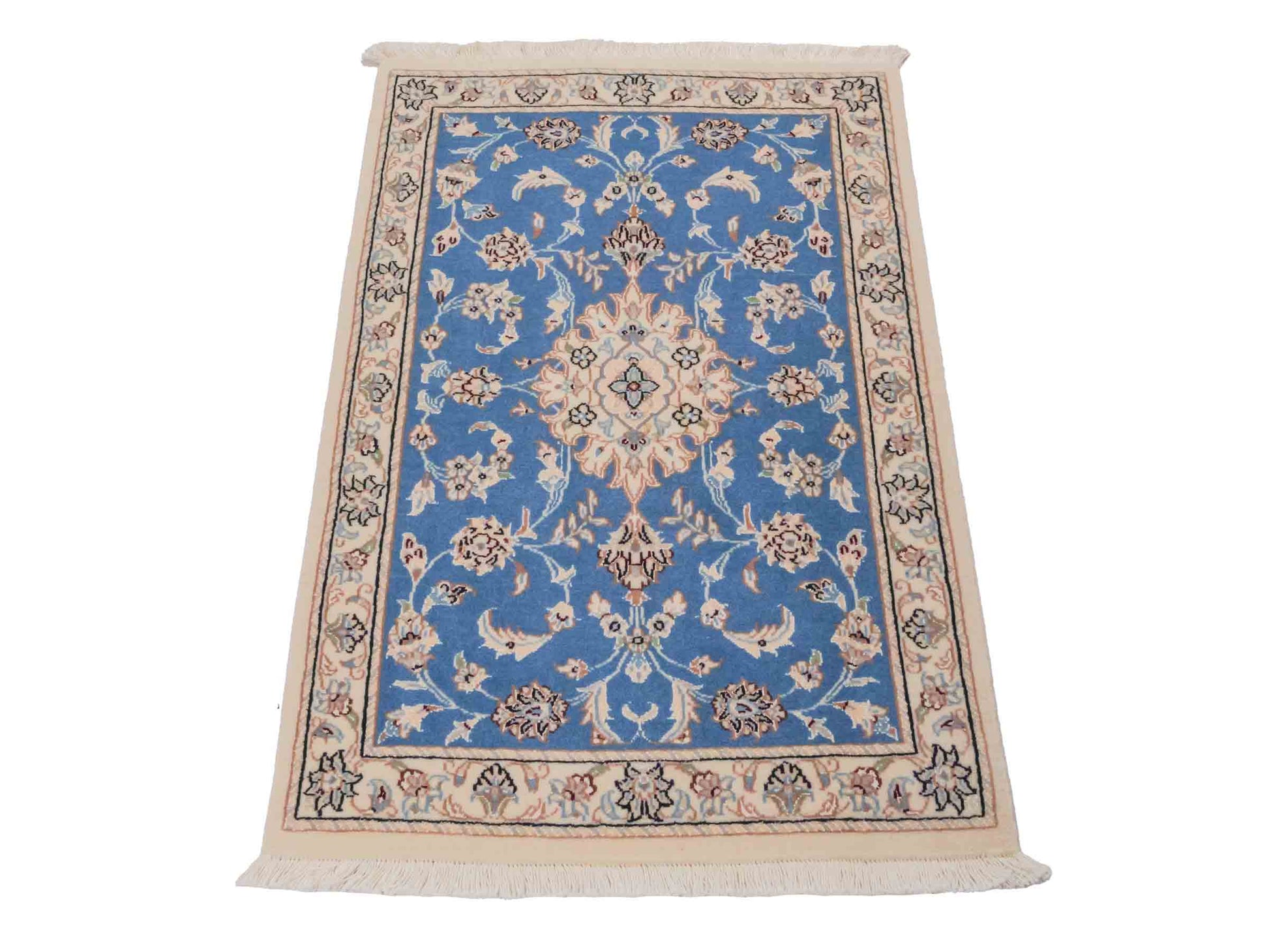 Handgeknüpfter Nain 9La Perserteppich von Khademi aus Wolle mit Seide, hellblau, creme. Persischer Orientteppich mit Medaillon. Von Hand geknüpft in Iran / Persien. Größe: 93 cm x 54 cm. Teppichnummer: SB3-1012. Verkauf durch Jupiter Intl.