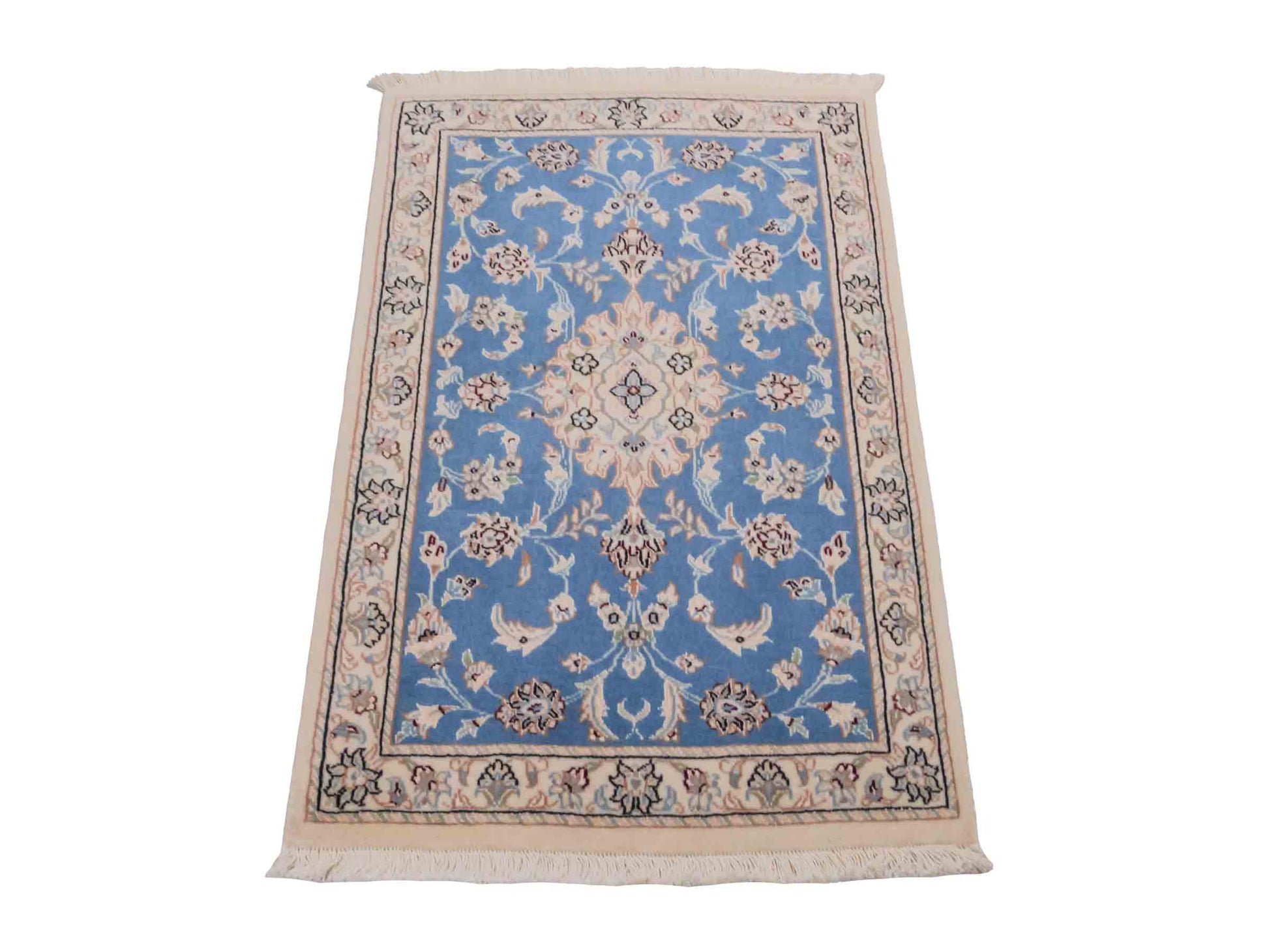 Handgeknüpfter Nain 9La Perserteppich von Khademi aus Wolle mit Seide, hellblau, creme. Persischer Orientteppich mit Medaillon. Von Hand geknüpft in Iran / Persien. Größe: 93 cm x 54 cm. Teppichnummer: SB3-1012. Verkauf durch Jupiter Intl.
