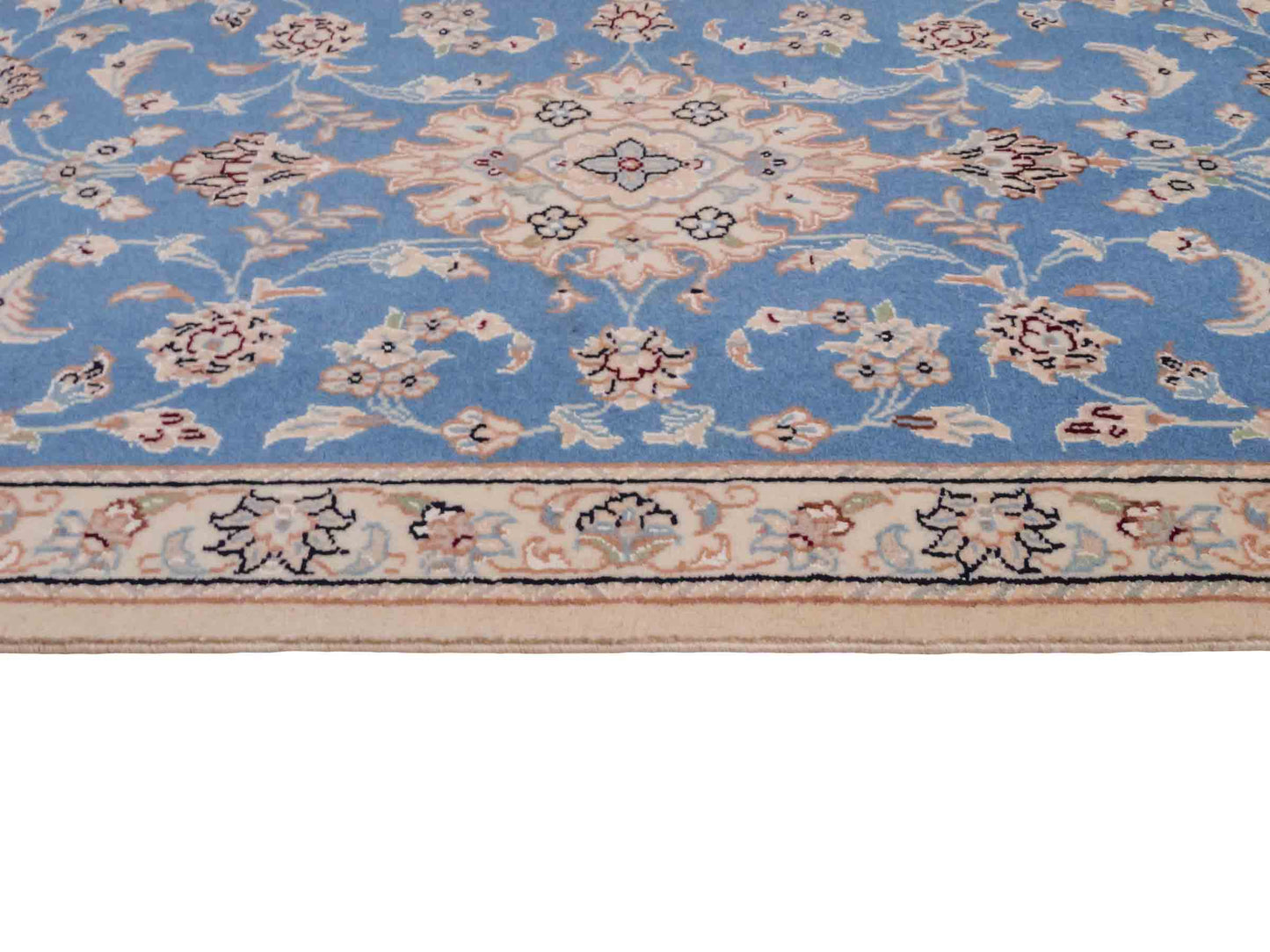 Handgeknüpfter Nain 9La Perserteppich von Khademi aus Wolle mit Seide, hellblau, creme. Persischer Orientteppich mit Medaillon. Von Hand geknüpft in Iran / Persien. Größe: 93 cm x 54 cm. Teppichnummer: SB3-1012. Verkauf durch Jupiter Intl.
