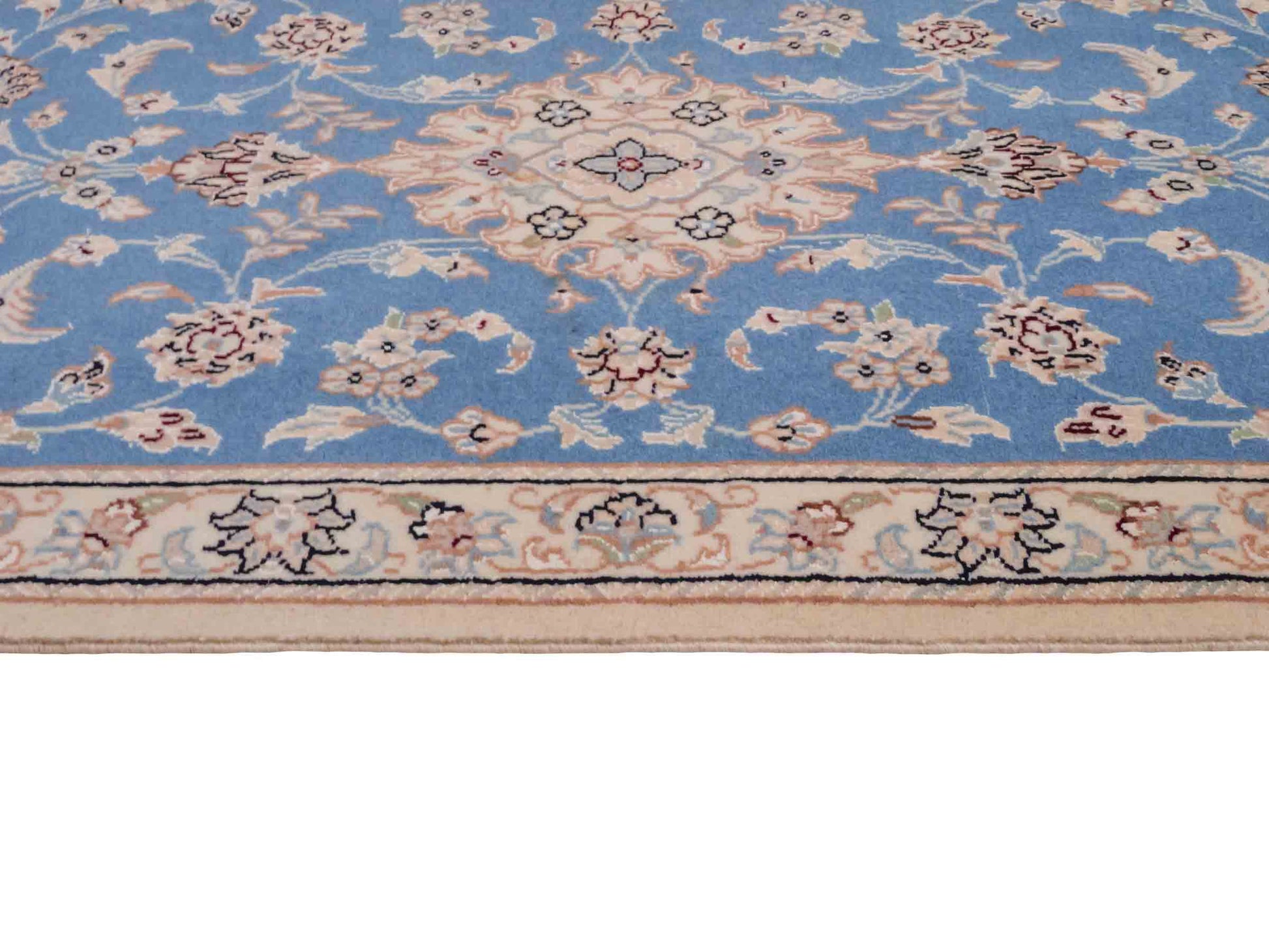 Handgeknüpfter Nain 9La Perserteppich von Khademi aus Wolle mit Seide, hellblau, creme. Persischer Orientteppich mit Medaillon. Von Hand geknüpft in Iran / Persien. Größe: 93 cm x 54 cm. Teppichnummer: SB3-1012. Verkauf durch Jupiter Intl.