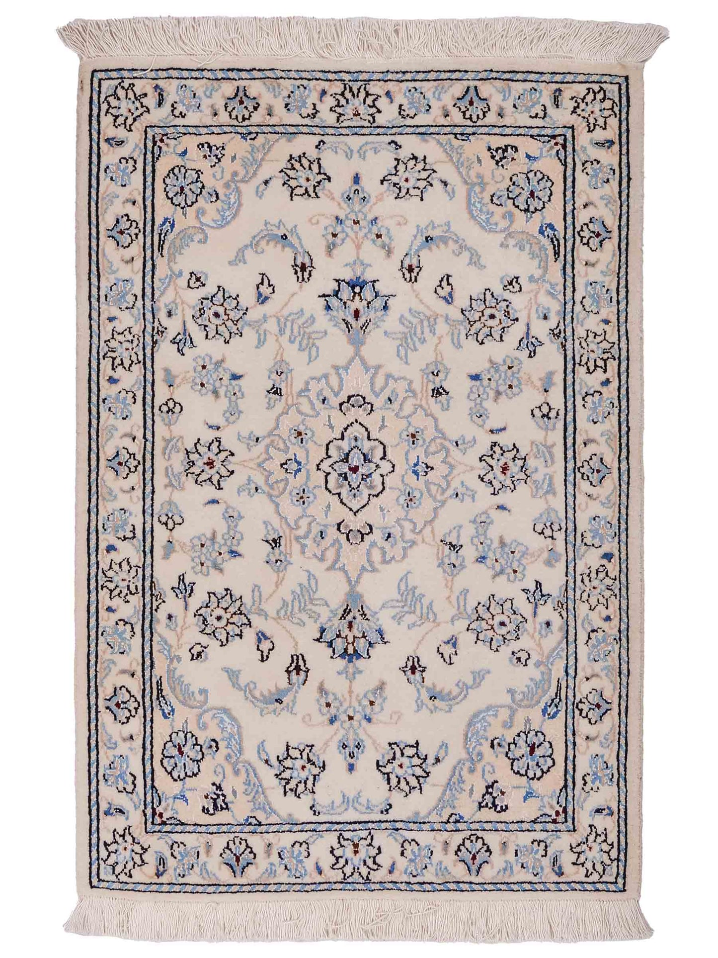Handgeknüpfter Nain 9La Perserteppich von Khademi aus Wolle mit Seide,, cremeweiß. Persischer Orientteppich mit Medaillon. Von Hand geknüpft in Iran / Persien. Größe: 94 cm x 59 cm. Teppichnummer: SB3-1013. Verkauf durch Jupiter Intl.