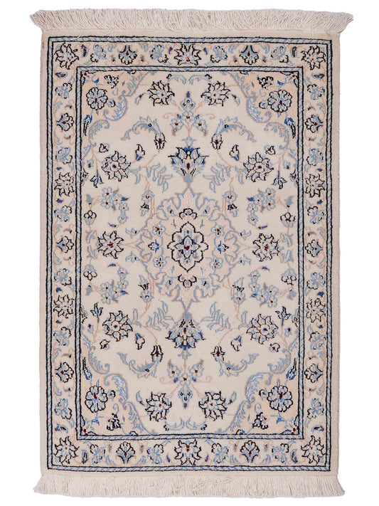 Handgeknüpfter Nain 9La Perserteppich von Khademi aus Wolle mit Seide,, cremeweiß. Persischer Orientteppich mit Medaillon. Von Hand geknüpft in Iran / Persien. Größe: 94 cm x 59 cm. Teppichnummer: SB3-1013. Verkauf durch Jupiter Intl.
