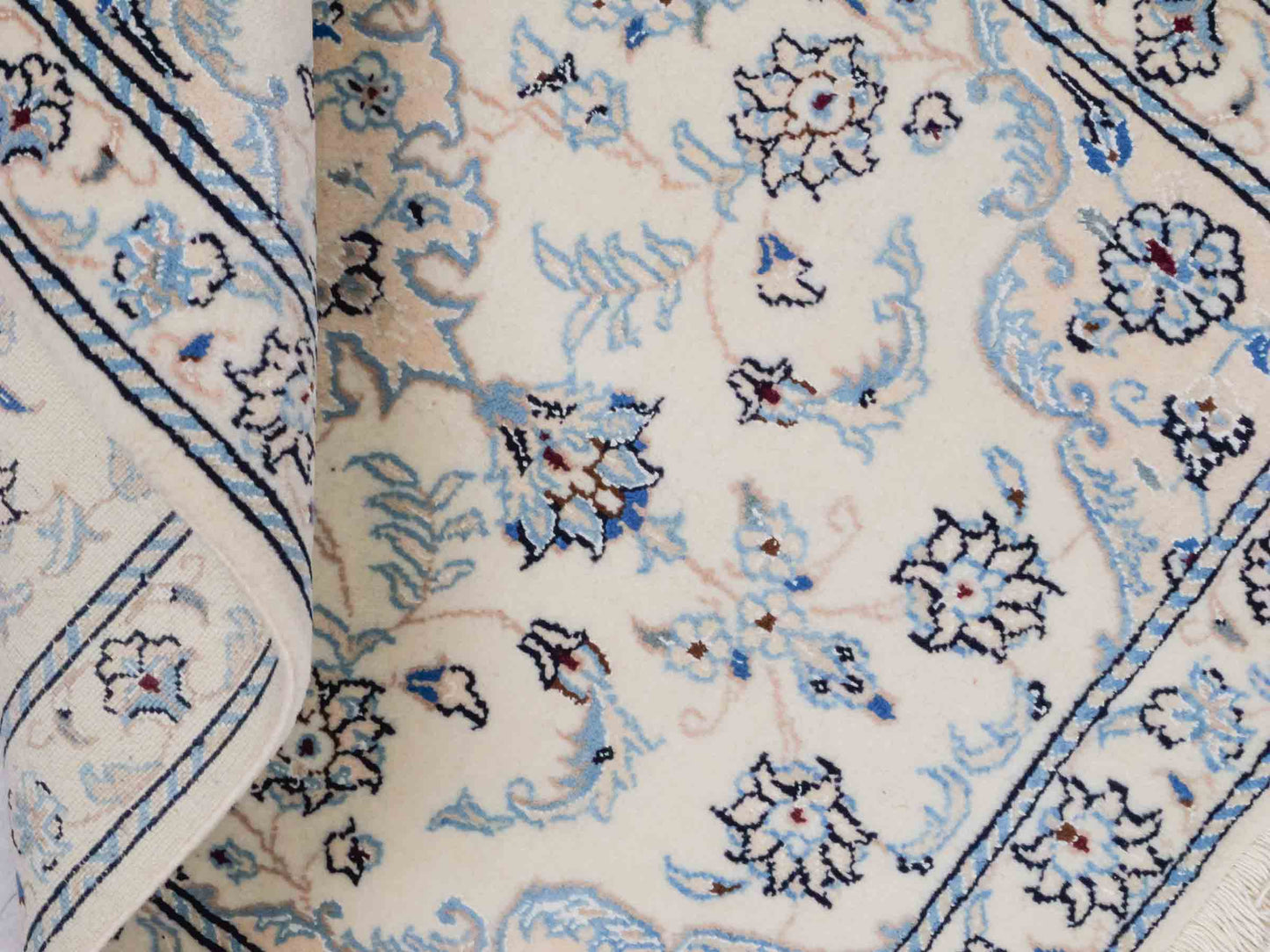 Handgeknüpfter Nain 9La Perserteppich von Khademi aus Wolle mit Seide,, cremeweiß. Persischer Orientteppich mit Medaillon. Von Hand geknüpft in Iran / Persien. Größe: 94 cm x 59 cm. Teppichnummer: SB3-1013. Verkauf durch Jupiter Intl.