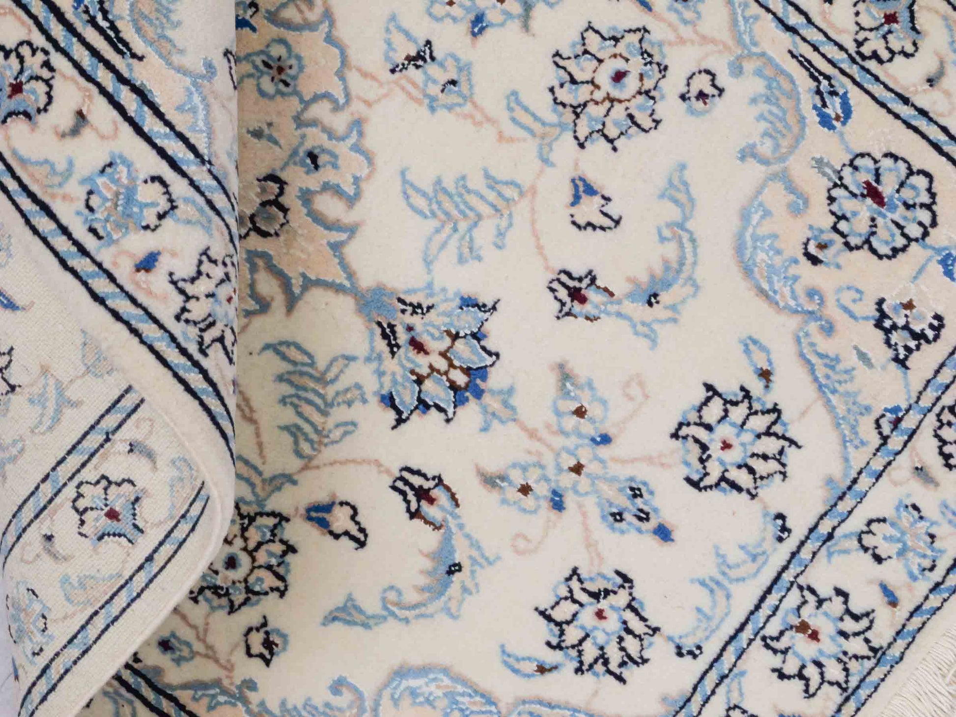 Handgeknüpfter Nain 9La Perserteppich von Khademi aus Wolle mit Seide,, cremeweiß. Persischer Orientteppich mit Medaillon. Von Hand geknüpft in Iran / Persien. Größe: 94 cm x 59 cm. Teppichnummer: SB3-1013. Verkauf durch Jupiter Intl.