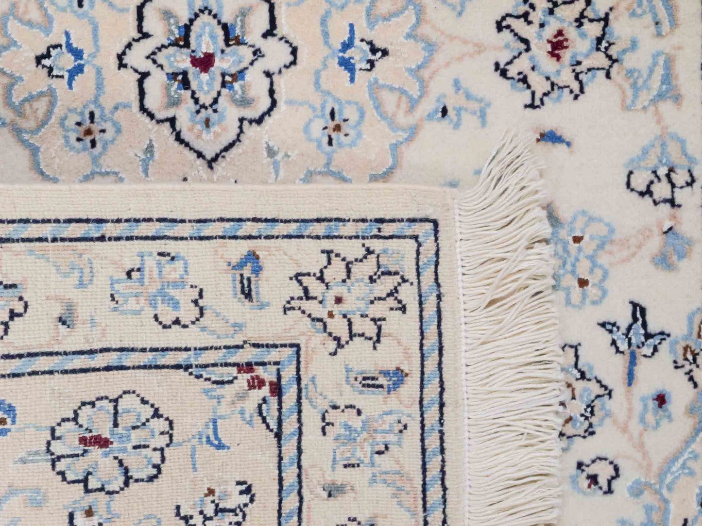 Handgeknüpfter Nain 9La Perserteppich von Khademi aus Wolle mit Seide,, cremeweiß. Persischer Orientteppich mit Medaillon. Von Hand geknüpft in Iran / Persien. Größe: 94 cm x 59 cm. Teppichnummer: SB3-1013. Verkauf durch Jupiter Intl.