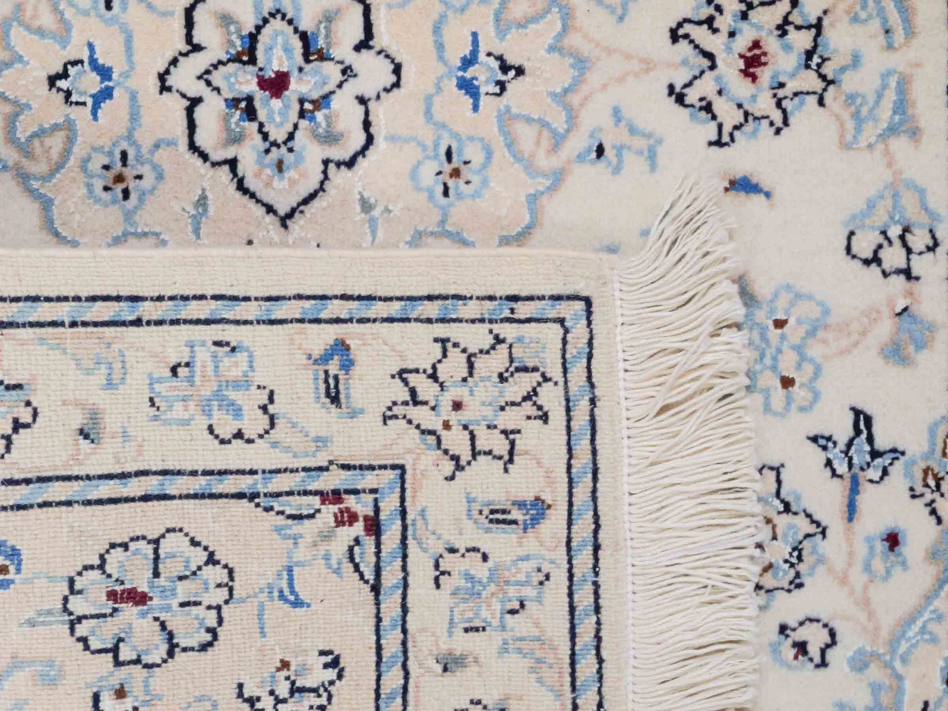 Handgeknüpfter Nain 9La Perserteppich von Khademi aus Wolle mit Seide,, cremeweiß. Persischer Orientteppich mit Medaillon. Von Hand geknüpft in Iran / Persien. Größe: 94 cm x 59 cm. Teppichnummer: SB3-1013. Verkauf durch Jupiter Intl.