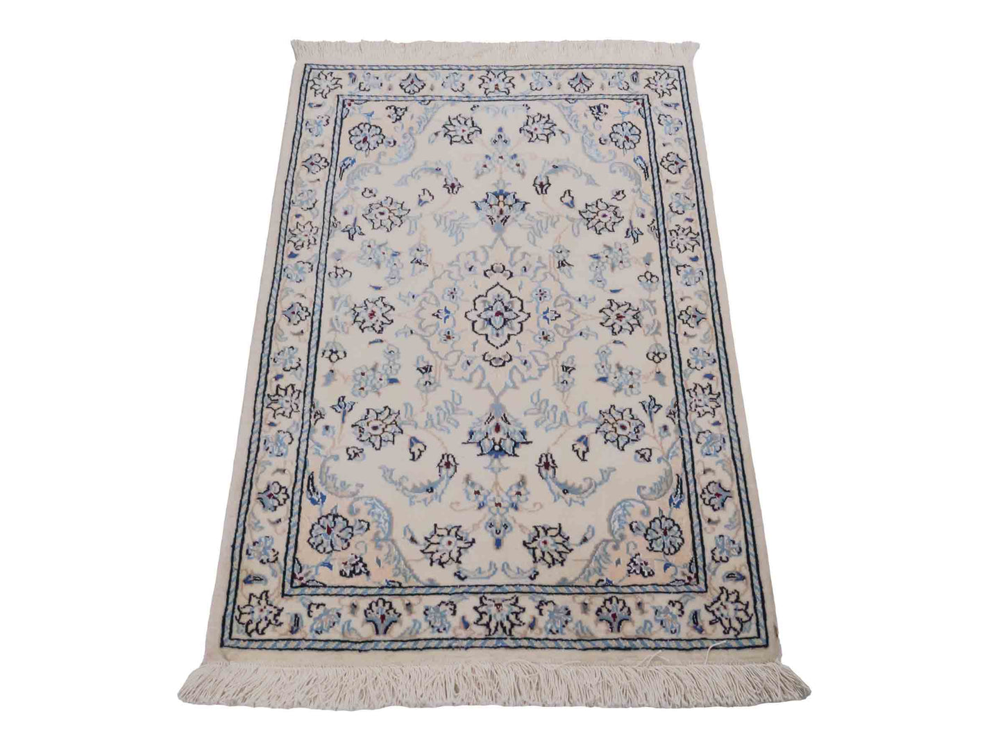 Handgeknüpfter Nain 9La Perserteppich von Khademi aus Wolle mit Seide,, cremeweiß. Persischer Orientteppich mit Medaillon. Von Hand geknüpft in Iran / Persien. Größe: 94 cm x 59 cm. Teppichnummer: SB3-1013. Verkauf durch Jupiter Intl.