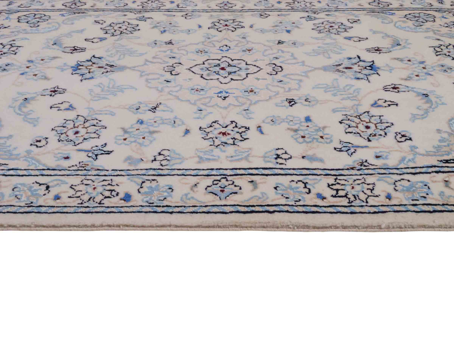 Handgeknüpfter Nain 9La Perserteppich von Khademi aus Wolle mit Seide,, cremeweiß. Persischer Orientteppich mit Medaillon. Von Hand geknüpft in Iran / Persien. Größe: 94 cm x 59 cm. Teppichnummer: SB3-1013. Verkauf durch Jupiter Intl.