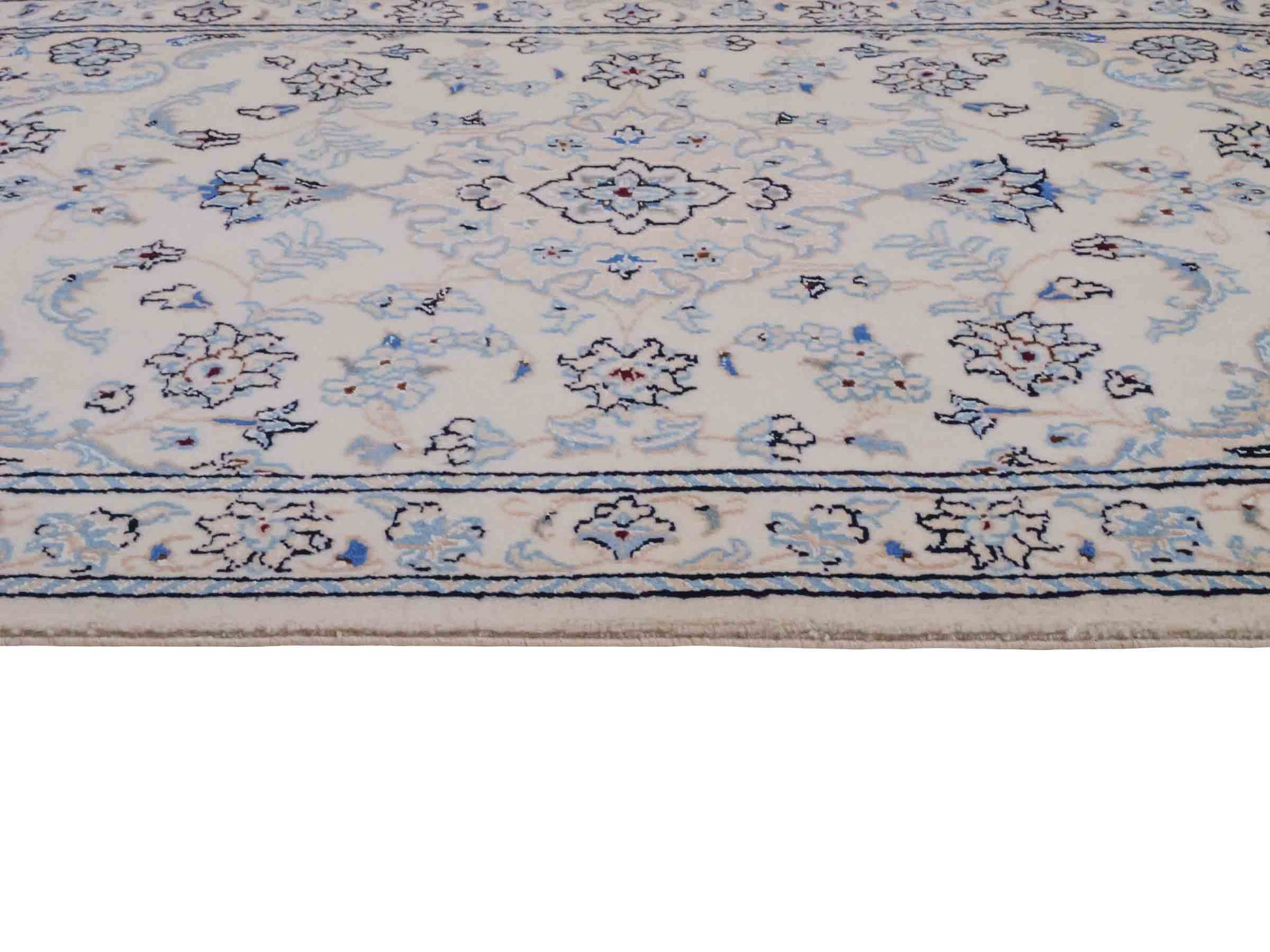 Handgeknüpfter Nain 9La Perserteppich von Khademi aus Wolle mit Seide,, cremeweiß. Persischer Orientteppich mit Medaillon. Von Hand geknüpft in Iran / Persien. Größe: 94 cm x 59 cm. Teppichnummer: SB3-1013. Verkauf durch Jupiter Intl.