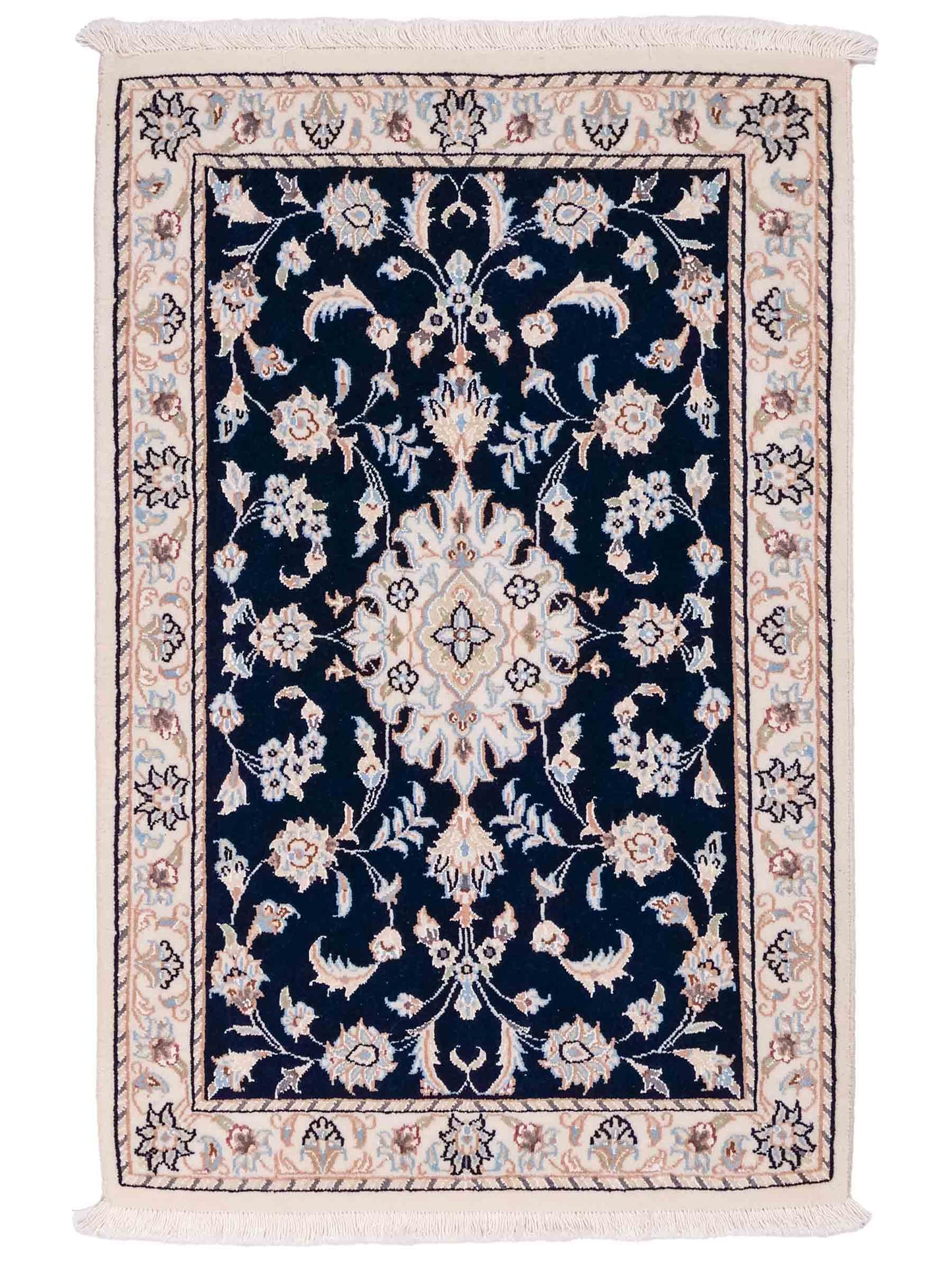 Handgeknüpfter Nain 9La Perserteppich von Khademi aus Wolle mit Seide, blau, weiß. Persischer Orientteppich mit Medaillon. Von Hand geknüpft in Iran / Persien. Größe: 94 cm x 62 cm. Teppichnummer: SB3-1014. Verkauf durch Jupiter Intl.
