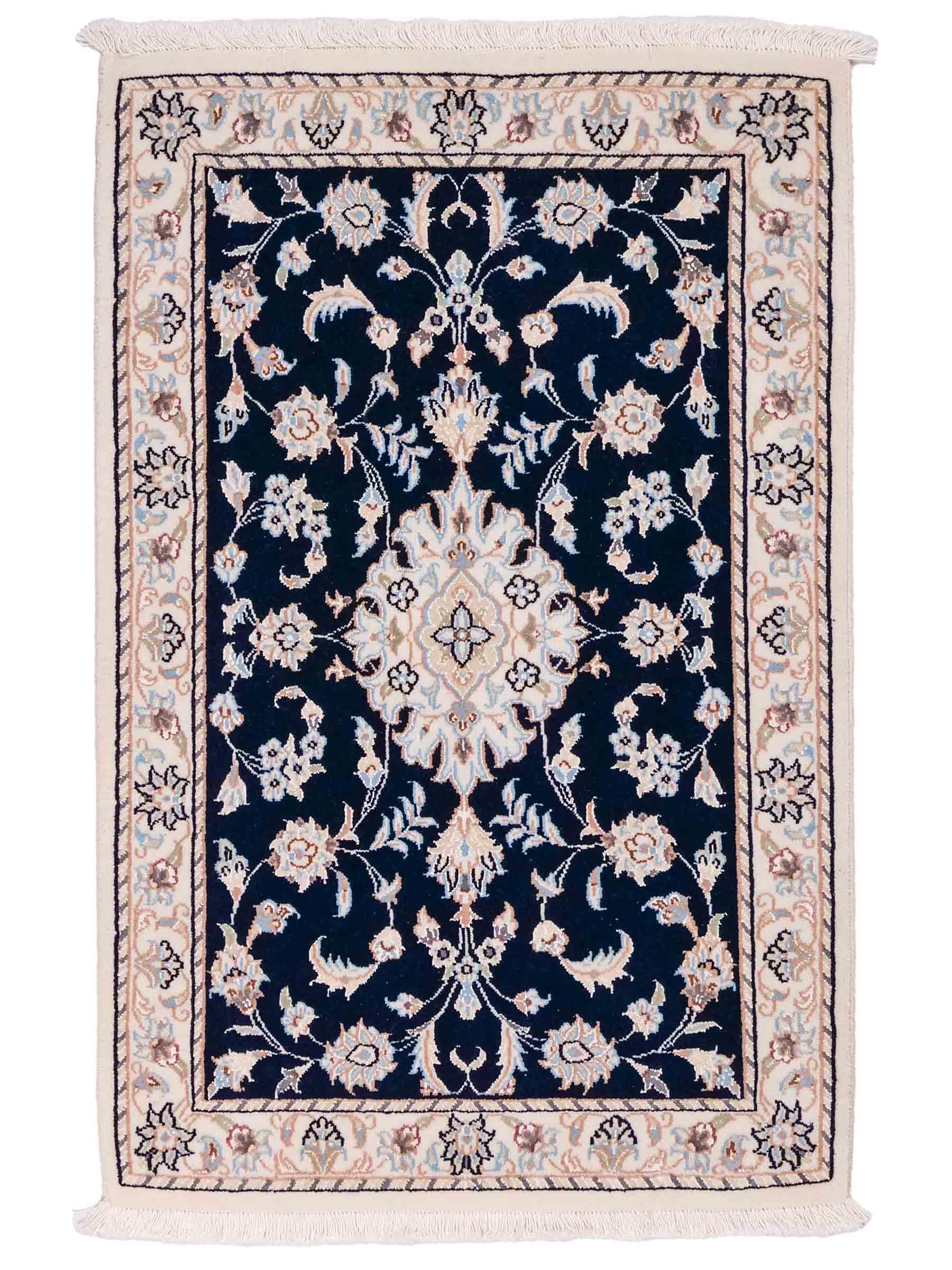 Handgeknüpfter Nain 9La Perserteppich von Khademi aus Wolle mit Seide, blau, weiß. Persischer Orientteppich mit Medaillon. Von Hand geknüpft in Iran / Persien. Größe: 94 cm x 62 cm. Teppichnummer: SB3-1014. Verkauf durch Jupiter Intl.