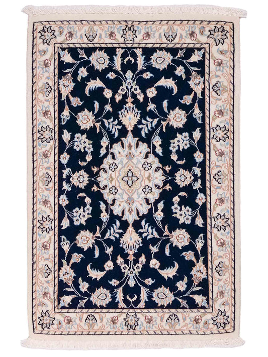 Handgeknüpfter Nain 9La Perserteppich von Khademi aus Wolle mit Seide, blau, weiß. Persischer Orientteppich mit Medaillon. Von Hand geknüpft in Iran / Persien. Größe: 94 cm x 62 cm. Teppichnummer: SB3-1014. Verkauf durch Jupiter Intl.