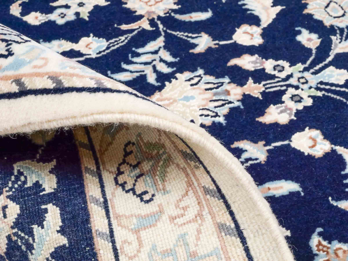 Handgeknüpfter Nain 9La Perserteppich von Khademi aus Wolle mit Seide, blau, weiß. Persischer Orientteppich mit Medaillon. Von Hand geknüpft in Iran / Persien. Größe: 94 cm x 62 cm. Teppichnummer: SB3-1014. Verkauf durch Jupiter Intl.