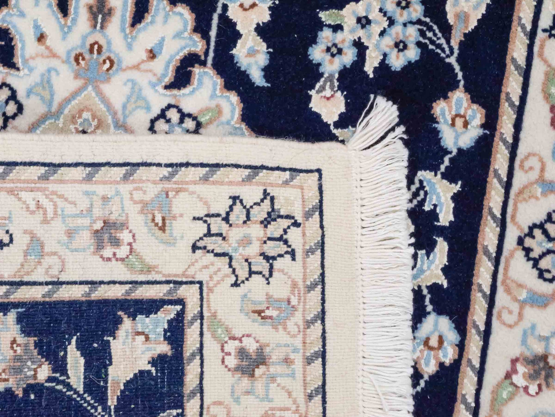 Handgeknüpfter Nain 9La Perserteppich von Khademi aus Wolle mit Seide, blau, weiß. Persischer Orientteppich mit Medaillon. Von Hand geknüpft in Iran / Persien. Größe: 94 cm x 62 cm. Teppichnummer: SB3-1014. Verkauf durch Jupiter Intl.