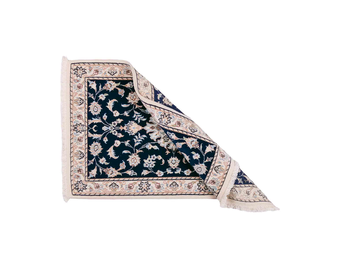 Handgeknüpfter Nain 9La Perserteppich von Khademi aus Wolle mit Seide, blau, weiß. Persischer Orientteppich mit Medaillon. Von Hand geknüpft in Iran / Persien. Größe: 94 cm x 62 cm. Teppichnummer: SB3-1014. Verkauf durch Jupiter Intl.