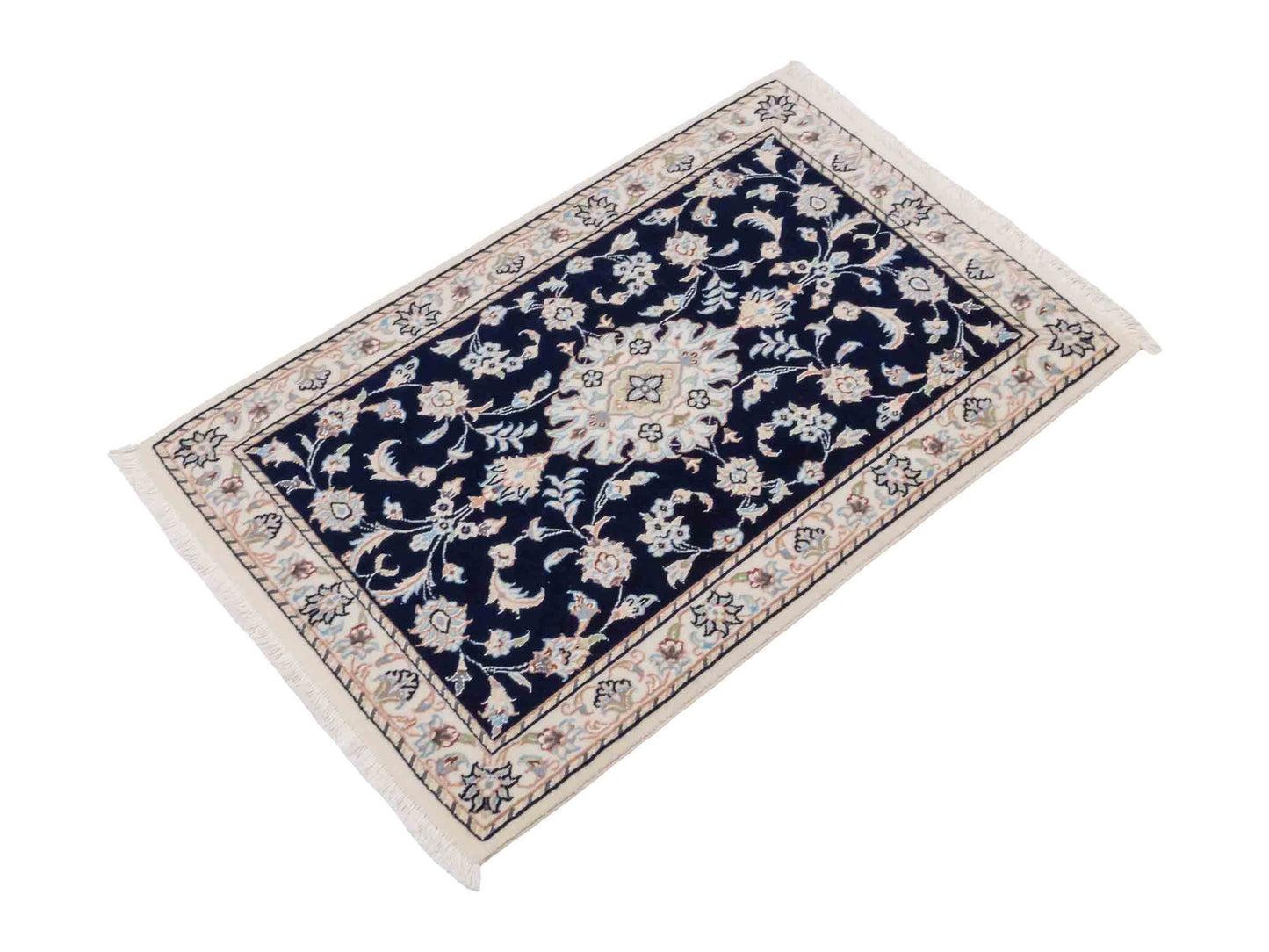 Handgeknüpfter Nain 9La Perserteppich von Khademi aus Wolle mit Seide, blau, weiß. Persischer Orientteppich mit Medaillon. Von Hand geknüpft in Iran / Persien. Größe: 94 cm x 62 cm. Teppichnummer: SB3-1014. Verkauf durch Jupiter Intl.