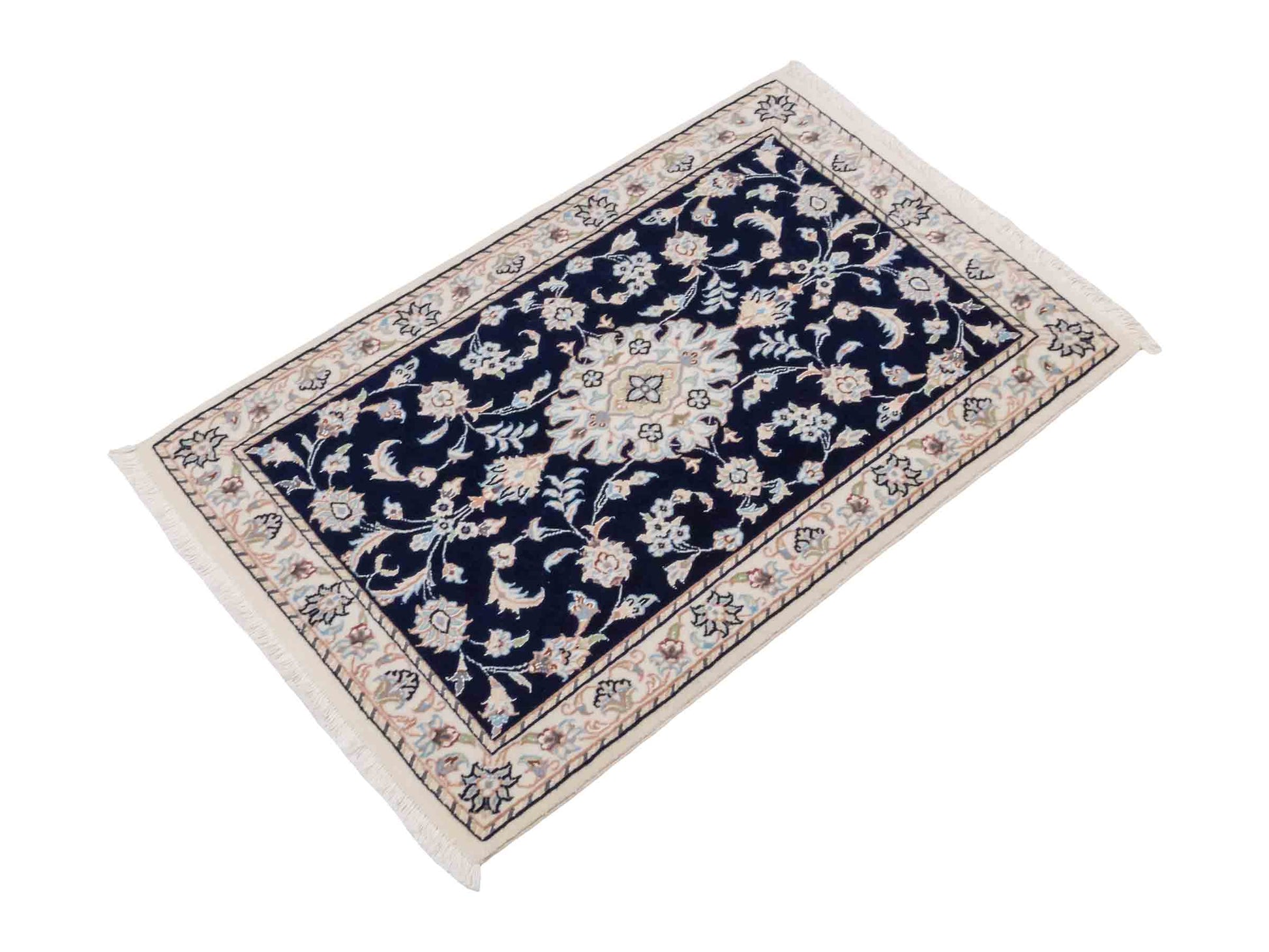 Handgeknüpfter Nain 9La Perserteppich von Khademi aus Wolle mit Seide, blau, weiß. Persischer Orientteppich mit Medaillon. Von Hand geknüpft in Iran / Persien. Größe: 94 cm x 62 cm. Teppichnummer: SB3-1014. Verkauf durch Jupiter Intl.