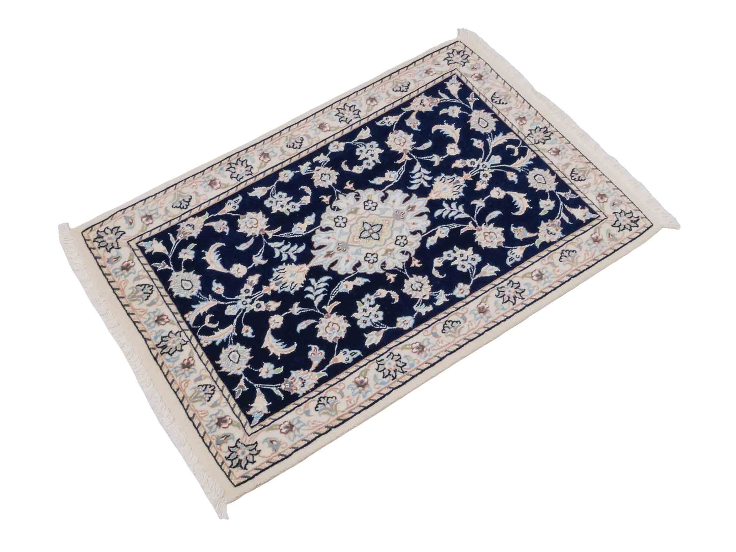 Handgeknüpfter Nain 9La Perserteppich von Khademi aus Wolle mit Seide, blau, weiß. Persischer Orientteppich mit Medaillon. Von Hand geknüpft in Iran / Persien. Größe: 94 cm x 62 cm. Teppichnummer: SB3-1014. Verkauf durch Jupiter Intl.